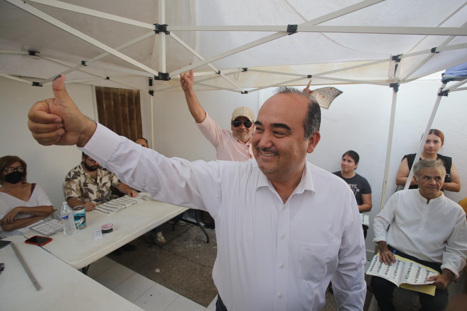 $!Candidato a la Alcaldía de Mazatlán, Guillermo Romero Rodríguez, acude a votar