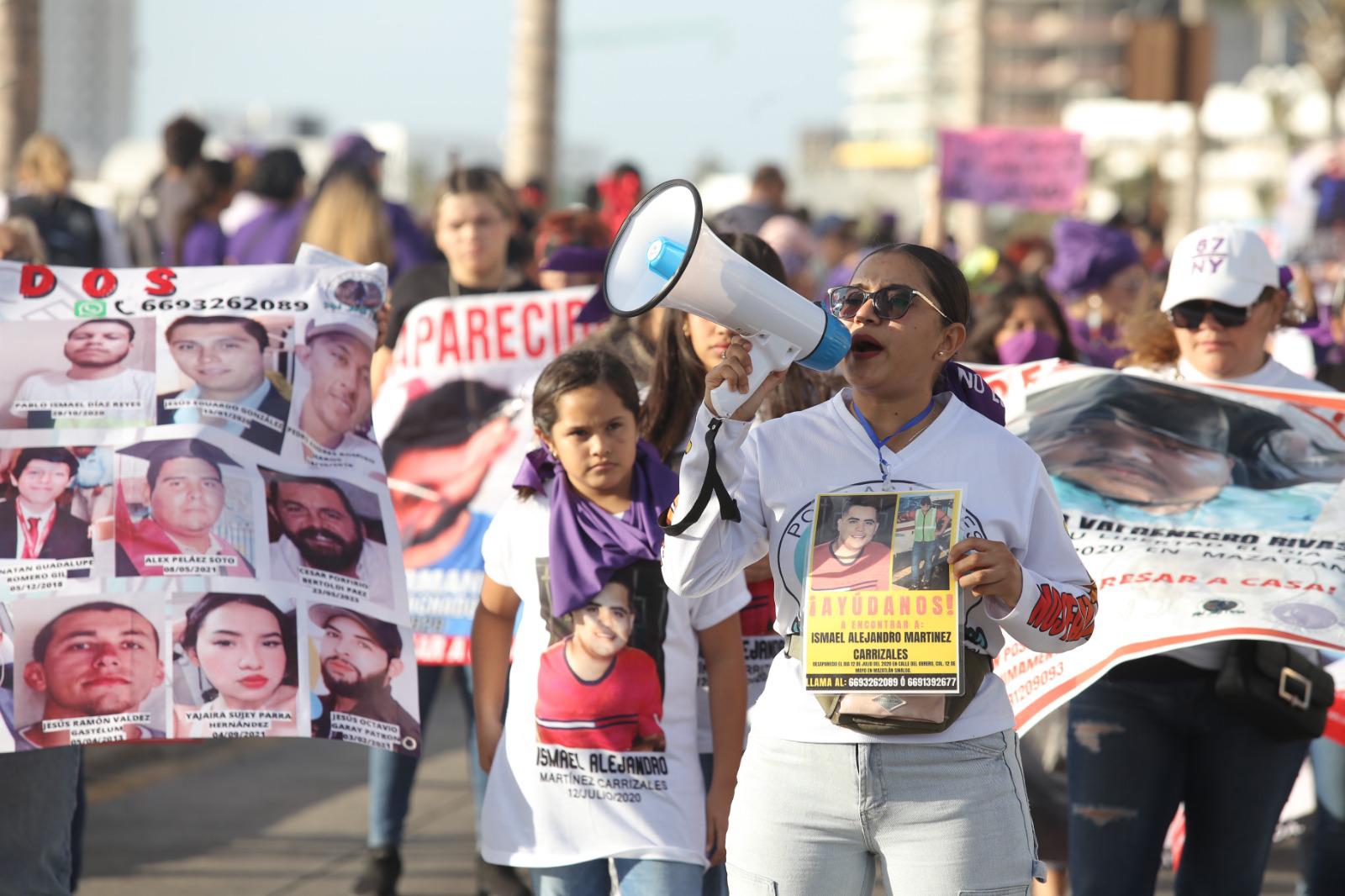 $!Mujeres en Mazatlán ‘encienden el fuego de sus voces’ en la Marcha del 8M