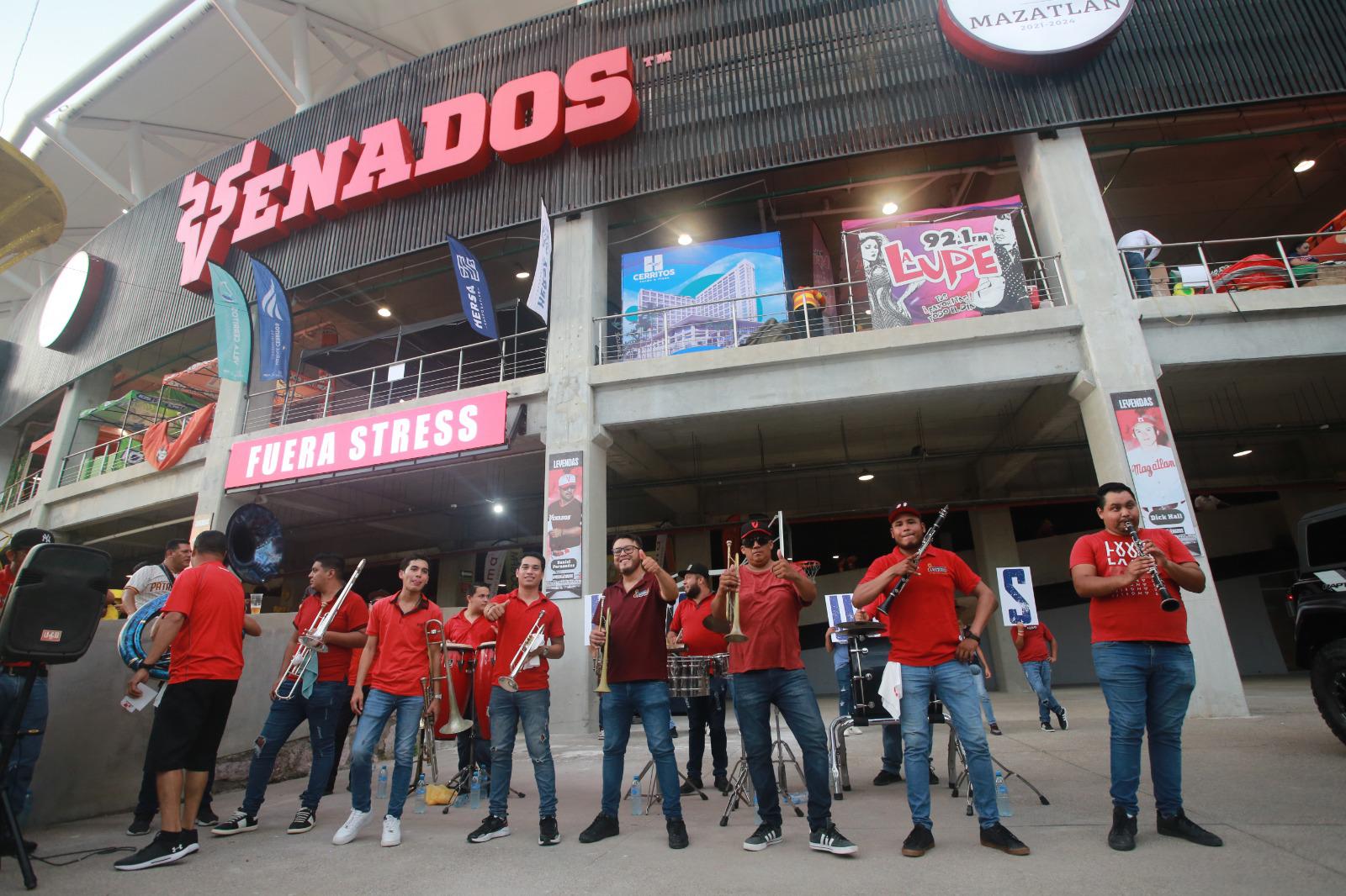 $!Un ‘carnaval’ se presenció afuera del Teodoro Mariscal en la inauguración de la LMP