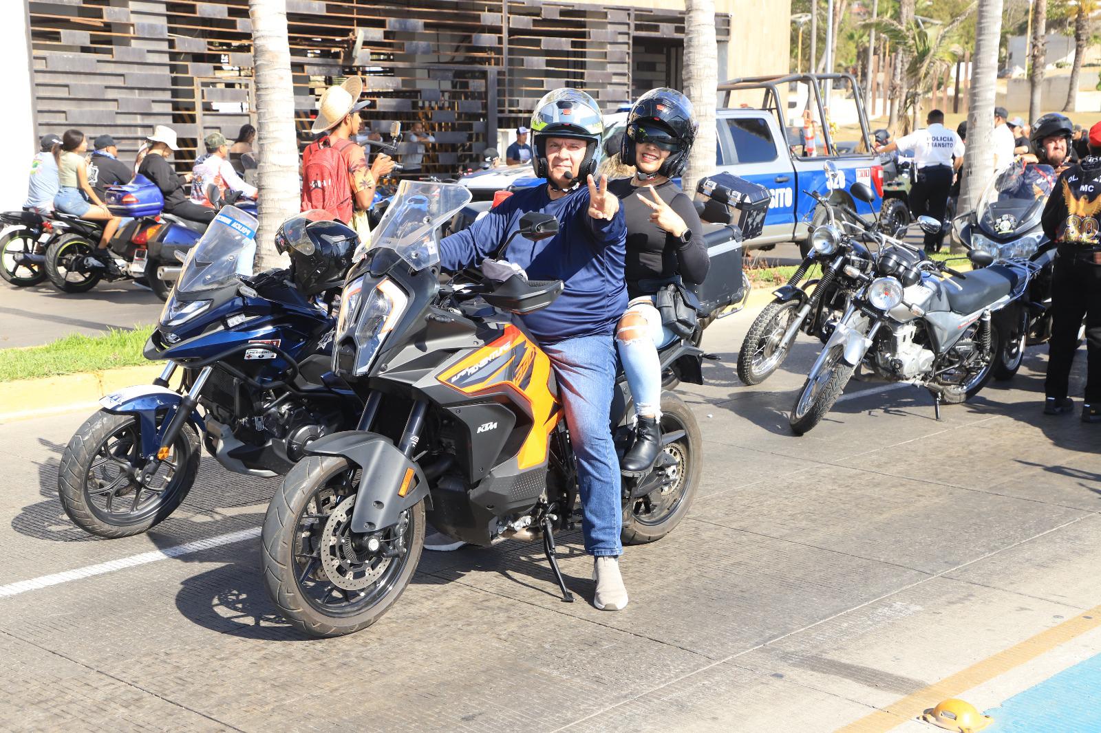 $!Melesio Montoya y Lupita Estrada disfrutan del desfile motorizado.