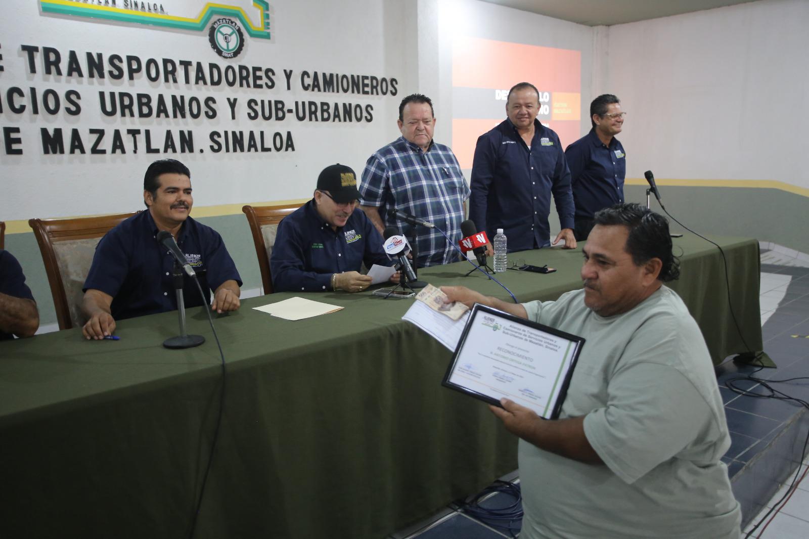 $!Reconocen a choferes de la Alianza de Camiones en Mazatlán