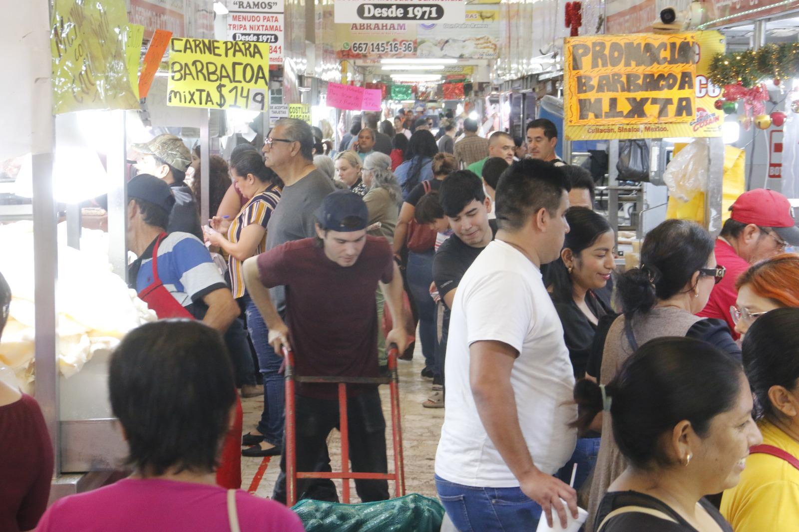 $!Atiborran clientes el Mercado Garmendia en Culiacán; realizan compras para la cena de fin de año