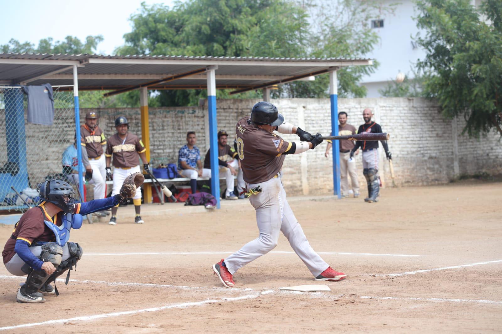 $!El Tri y Compadres saca sudado triunfo en el beisbol del Polluelos