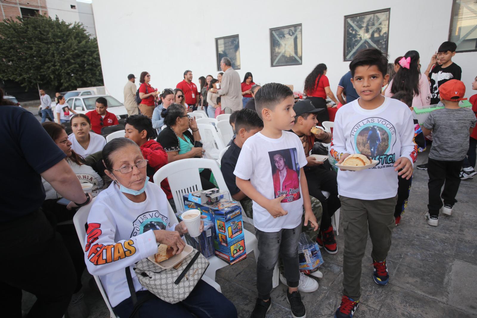 $!Viven niñas y niños mágica entrega de regalos de los Reyes Magos