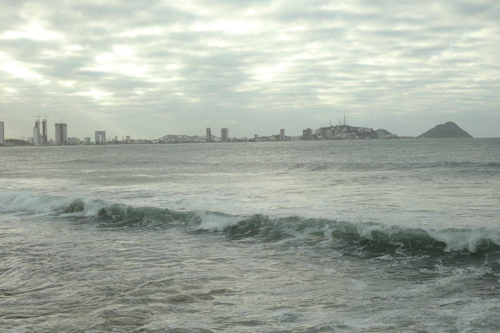 $!Salvavidas llaman a bañistas a tomar precauciones ante condiciones inestables de playas en Mazatlán