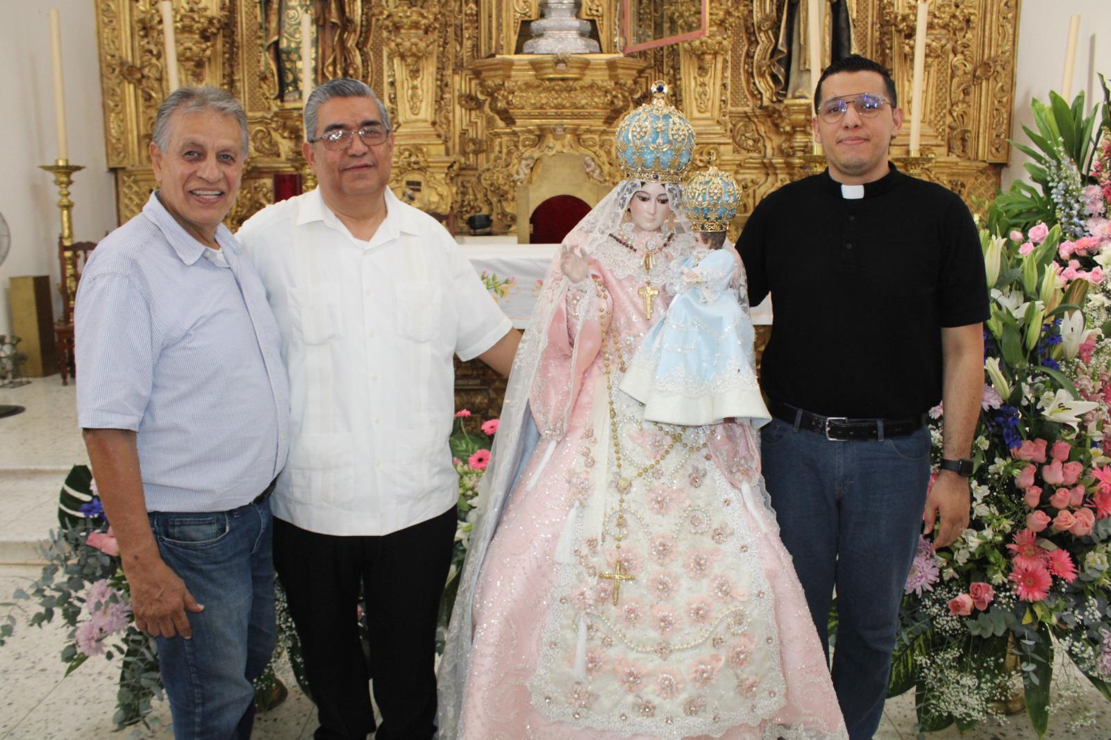 $!Carlos Renato agradece su consagración sacerdotal con vestido a Nuestra Señora del Rosario