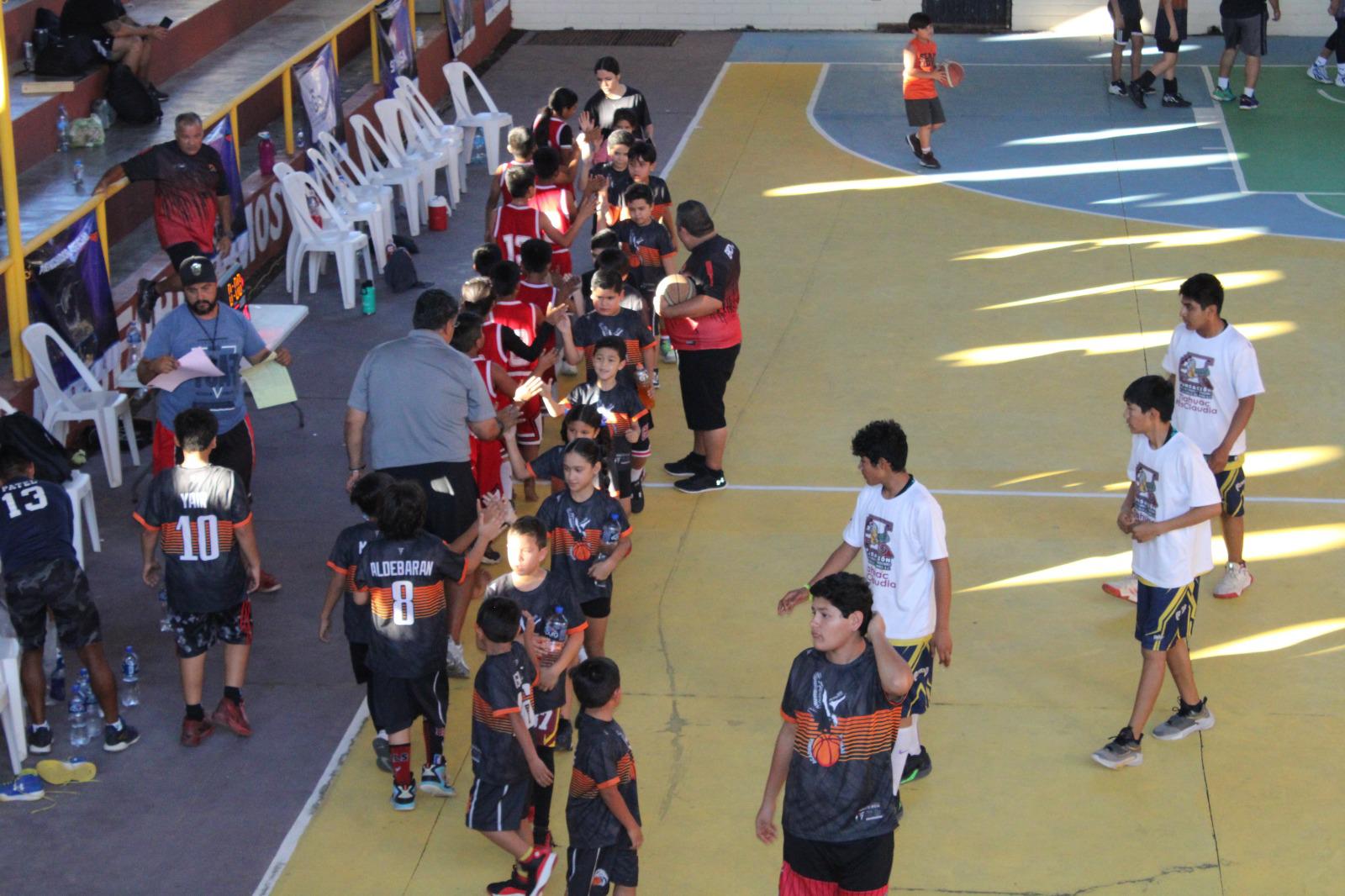 $!Juego de exhibición entre niños Triquis y locales emociona a la afición rosarense