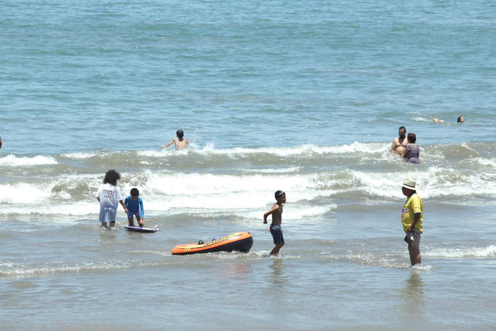 $!Sigue la alerta por mar de fondo y quemadores en las playas de Mazatlán