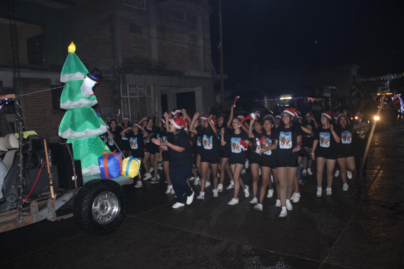 $!Familias rosarenses disfrutan desfile de las luces, gala navideña y encendido del árbol, pese a llovizna