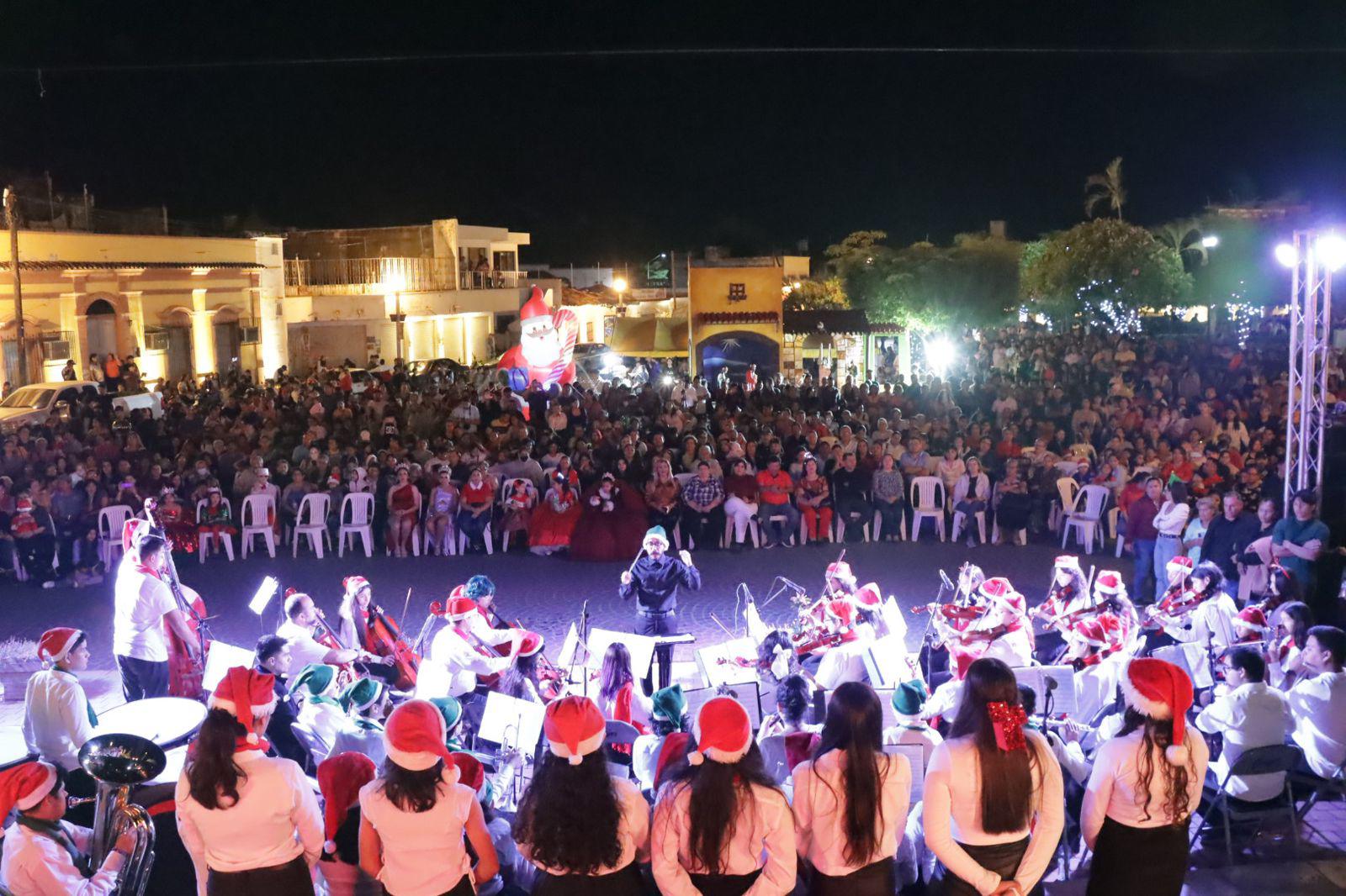 $!Encienden el espíritu navideño en Rosario con desfile de luces, árbol y Nacimiento