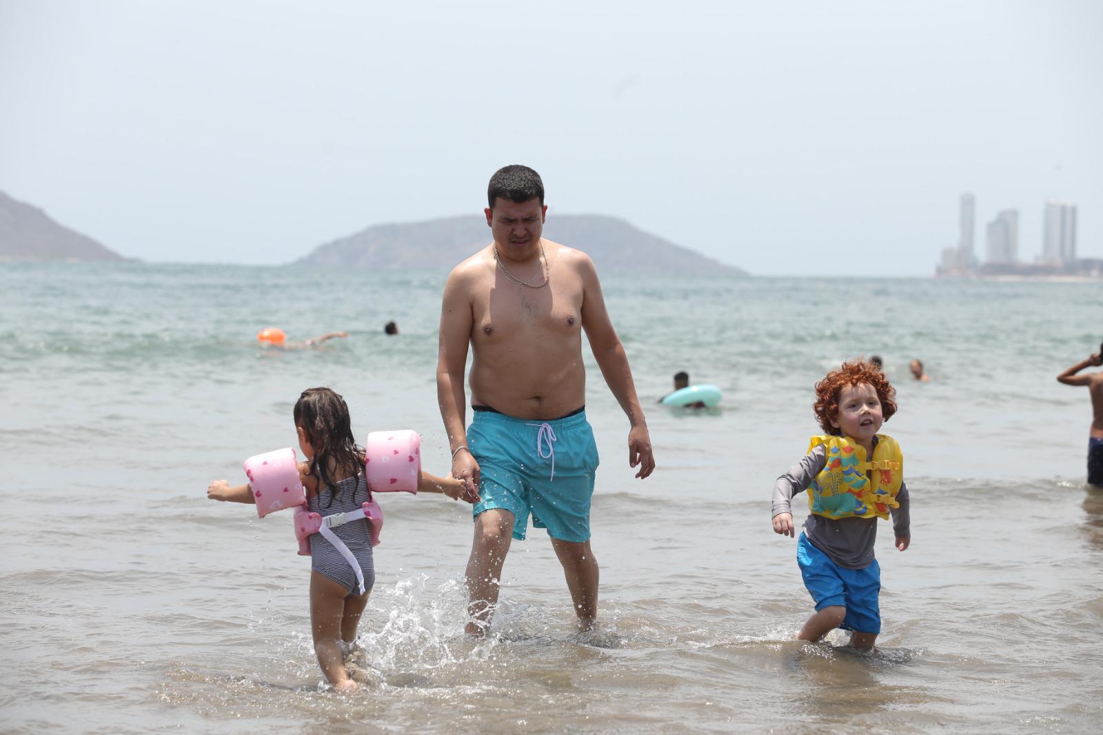 $!Familias enteras festejan en playas de Mazatlán a los papás en su día