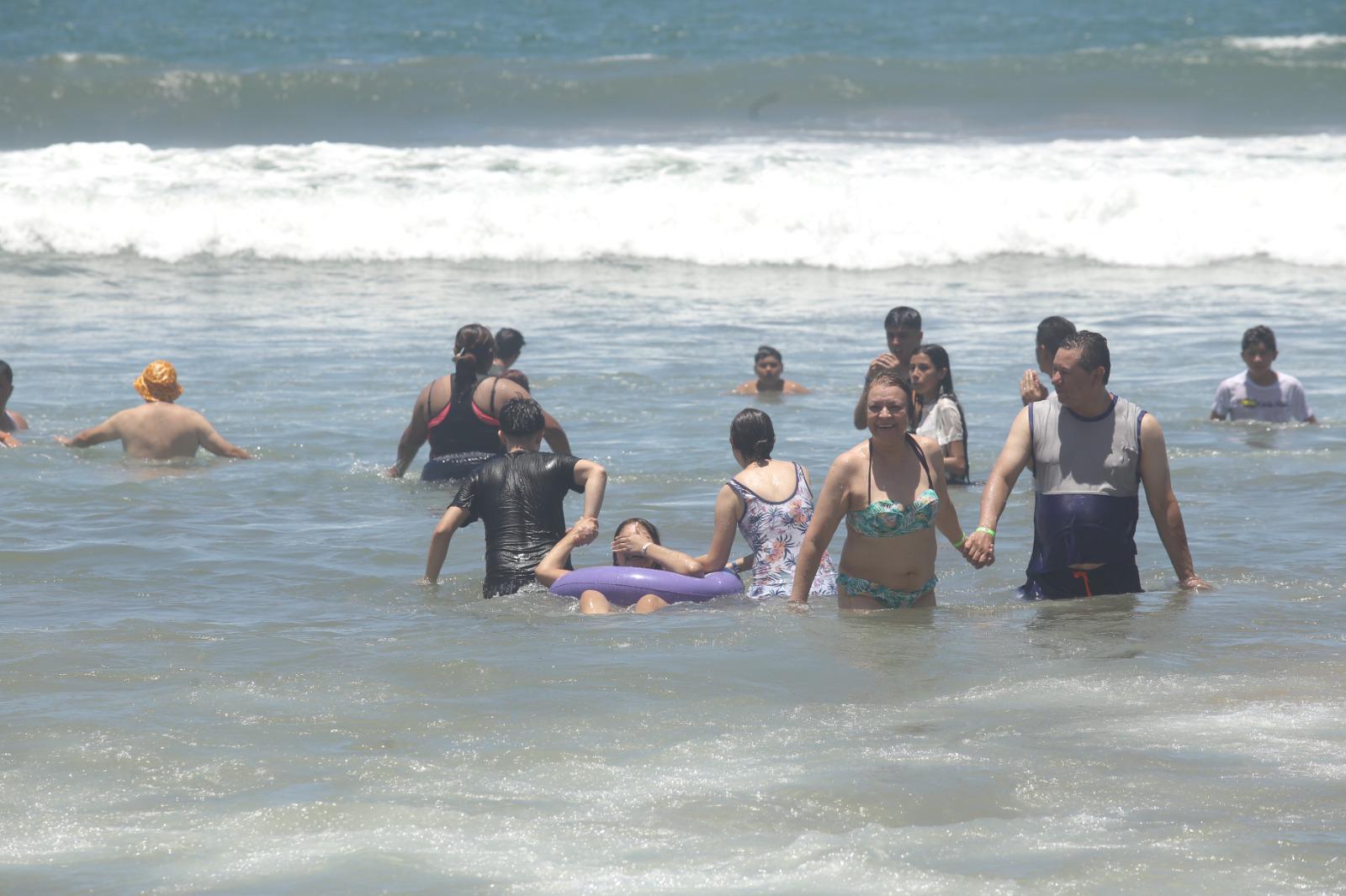 $!Reportan casi 4 mil bañistas en playas de Mazatlán este domingo