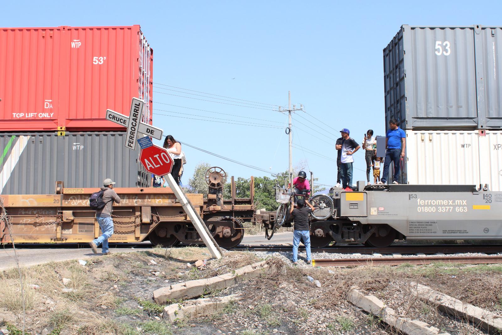 $!Se lleva tren auto en Escuinapa; se registra un herido