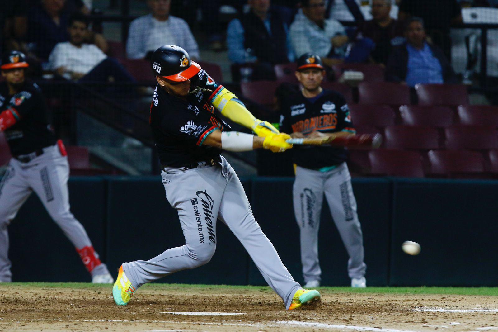 $!Naranjeros se lleva el primero del Clásico en Culiacán