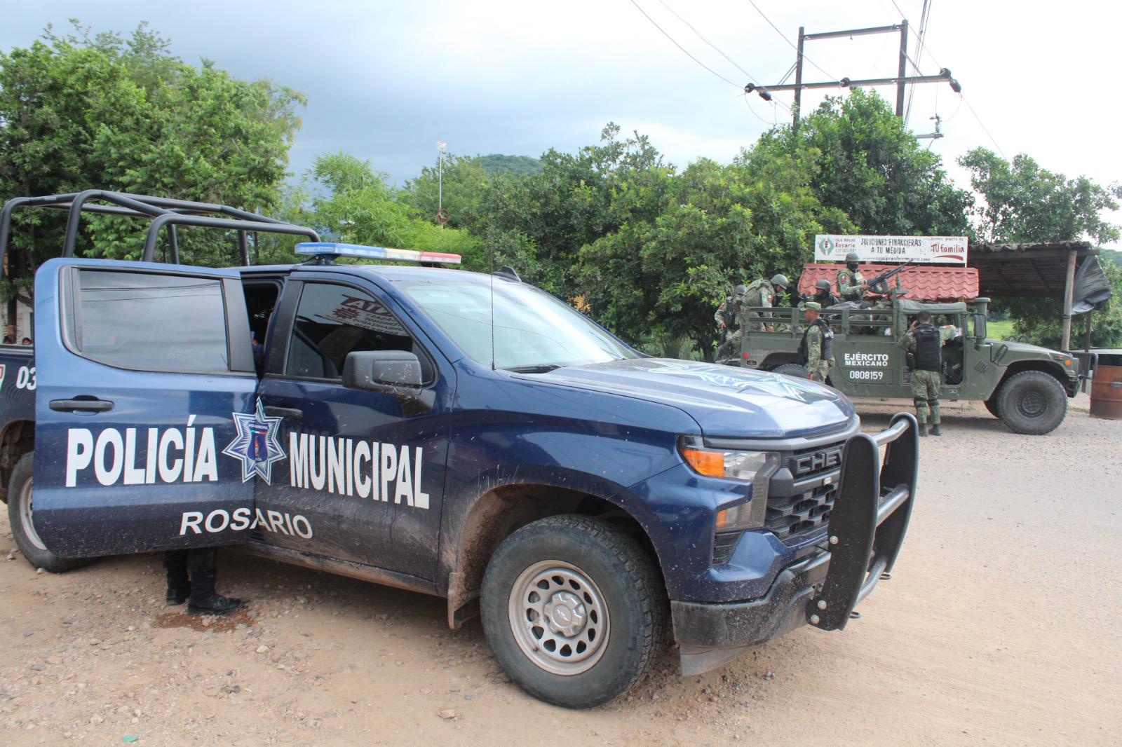 $!Elementos de la Policía Municipal y del Ejército Mexicano realizaron un segundo recorrido por La Rastra y apoyaron a 70 familias desplazadas por la violencia a bajar de la sierra.