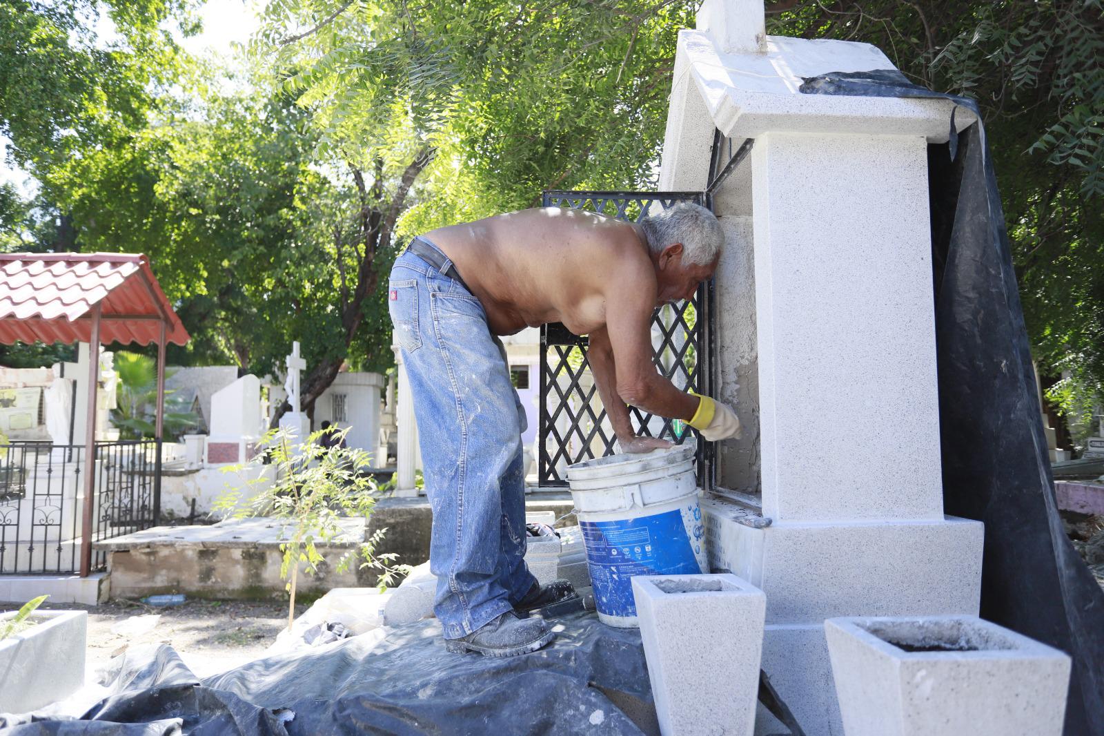 $!Familias preparan el Panteón Civil en Culiacán para el Día de Muertos