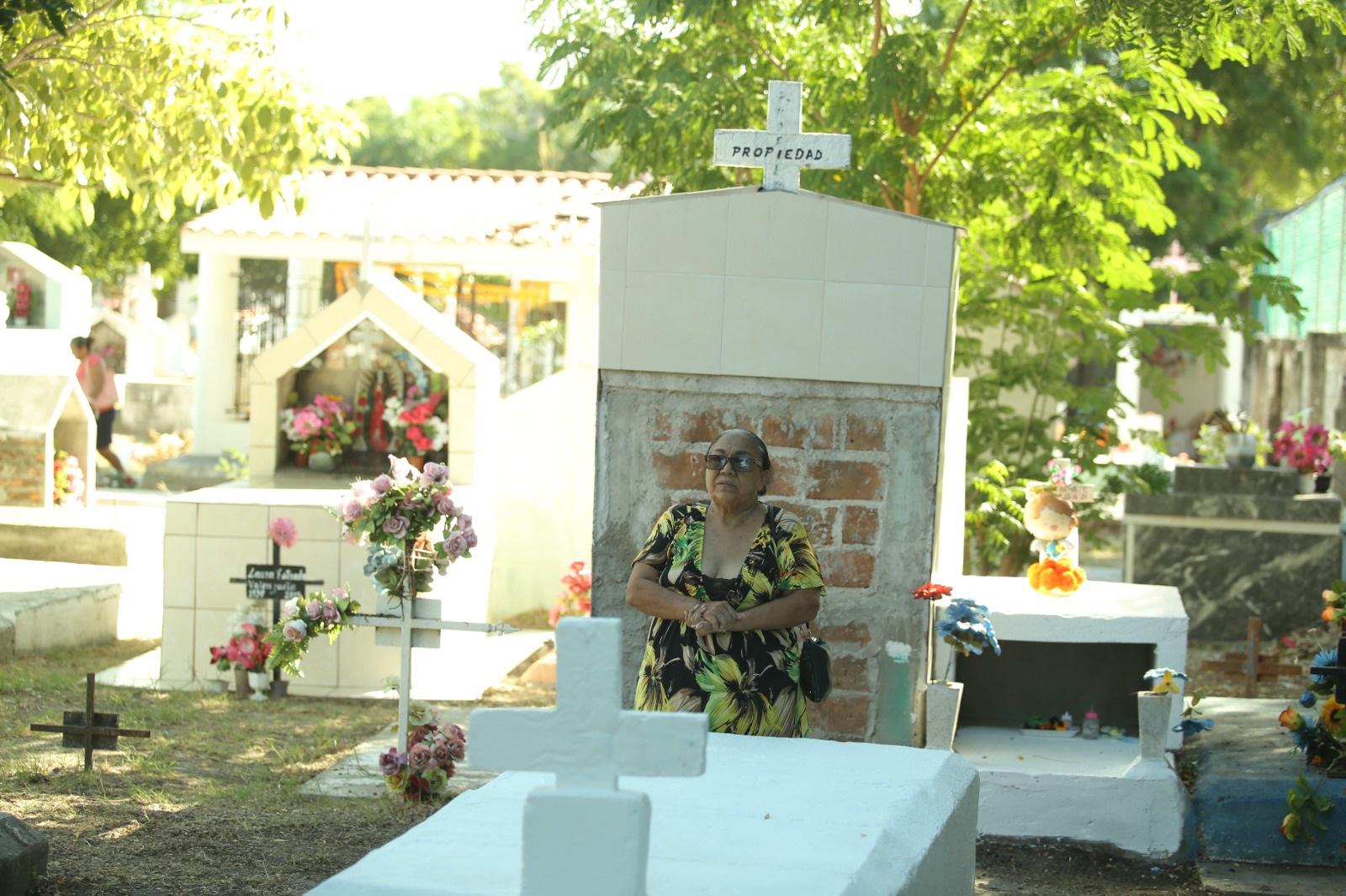 $!Acuden miles de personas a los panteones de Mazatlán a llevar ofrendas a sus seres queridos