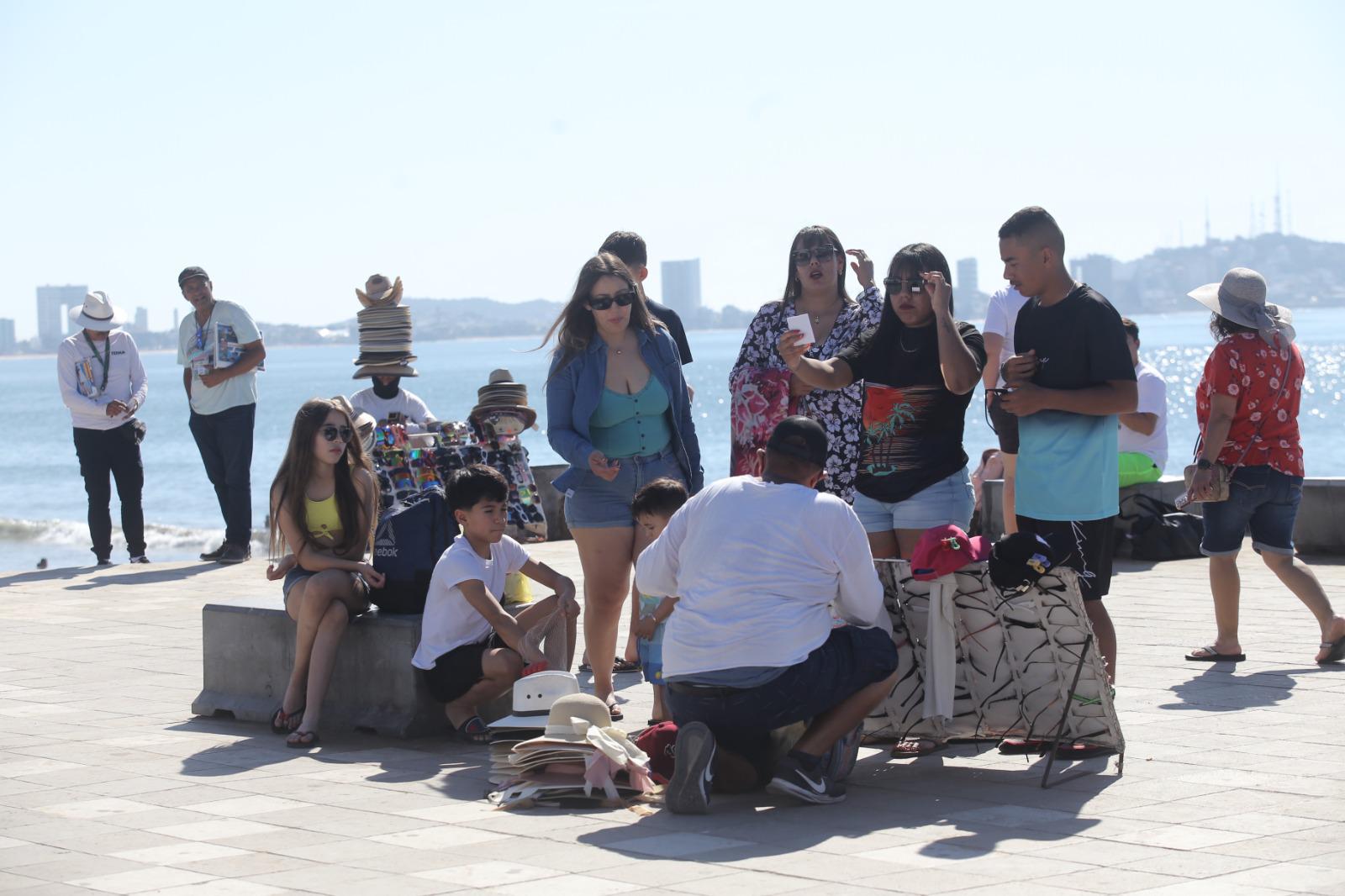 $!Visitantes nacionales disfrutan de Mazatlán en el último fin de semana del año