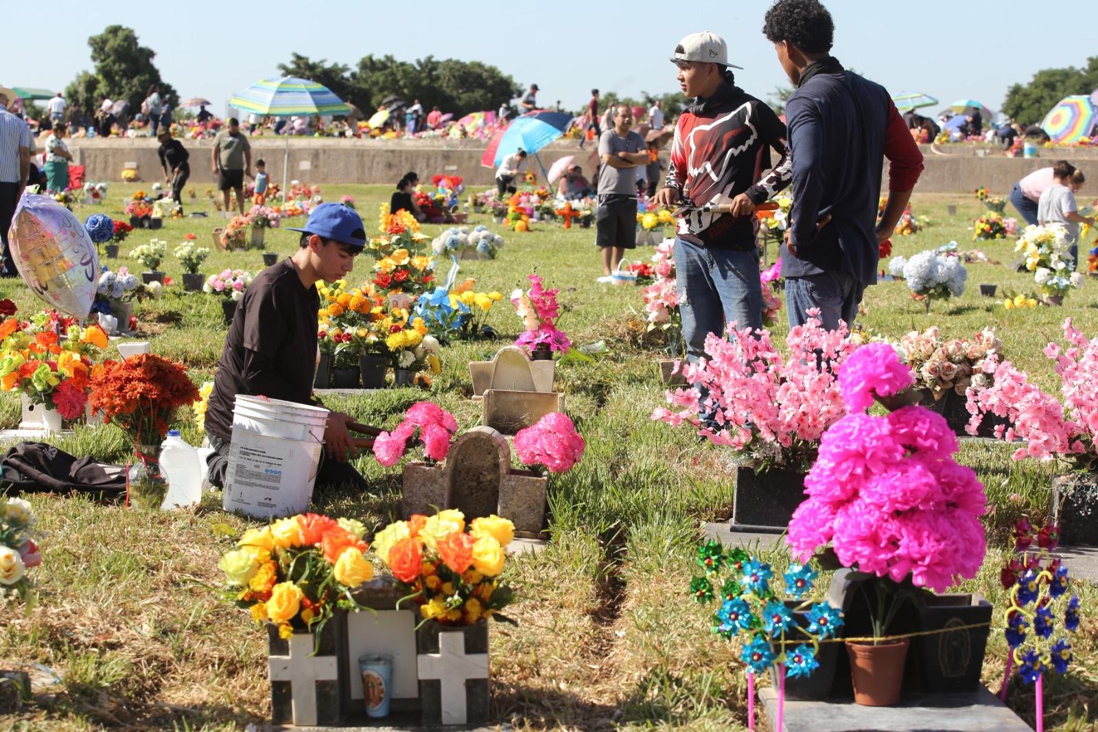 $!Acuden miles de personas a los panteones de Mazatlán a llevar ofrendas a sus seres queridos