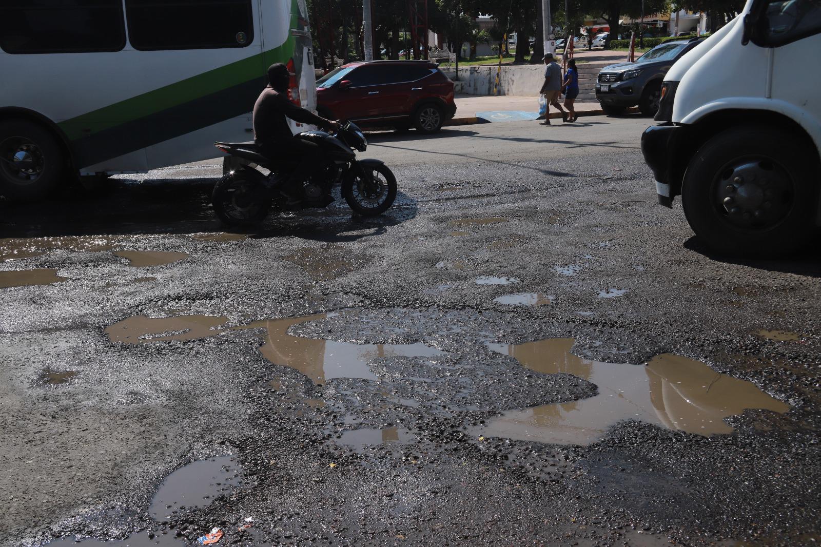 $!Baches y fugas de aguas negras han provocado pleitos en algunas avenidas de Mazatlán