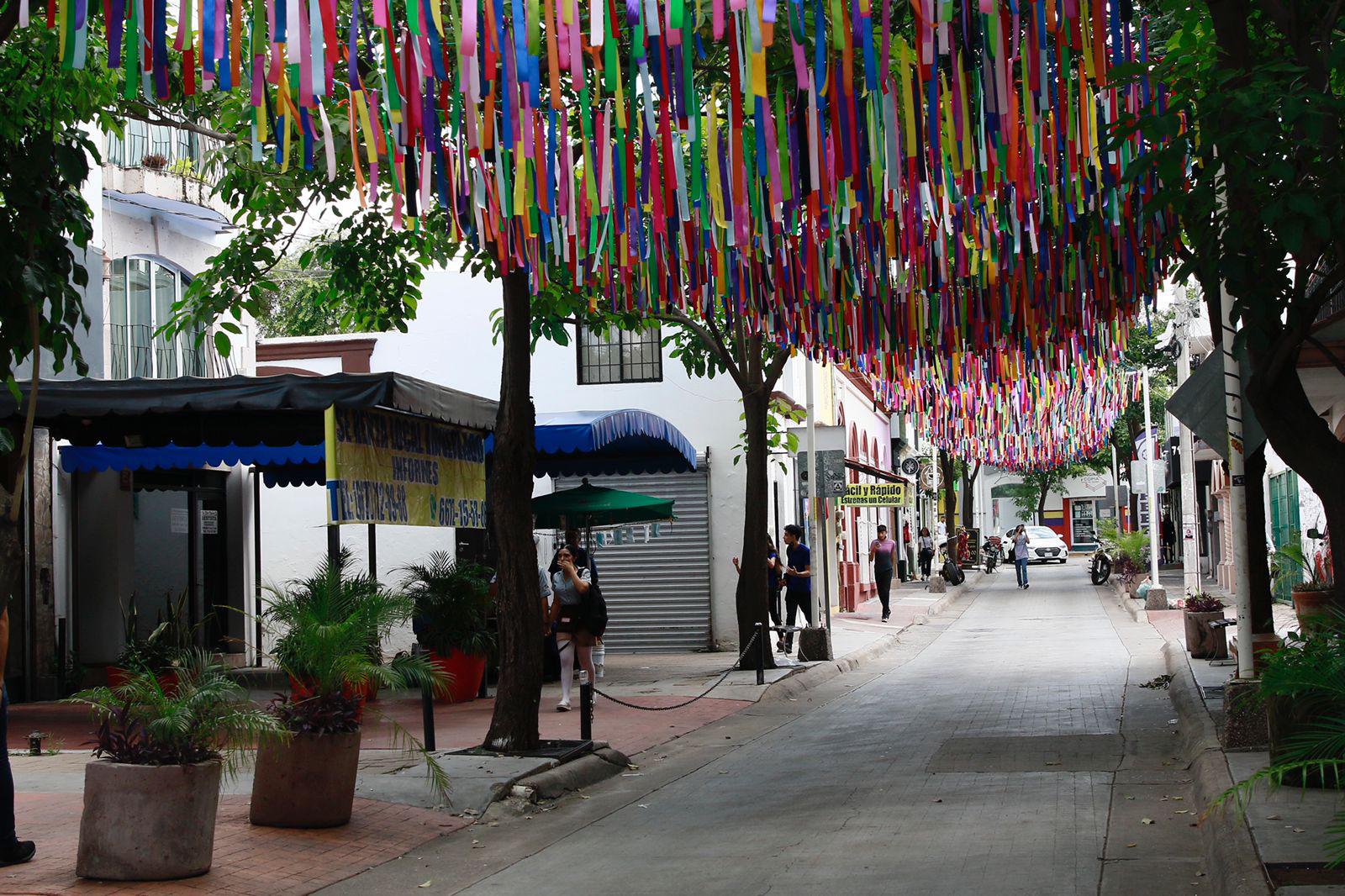 $!Intervienen la calle Morelos en Culiacán: un listón por cada desaparecido