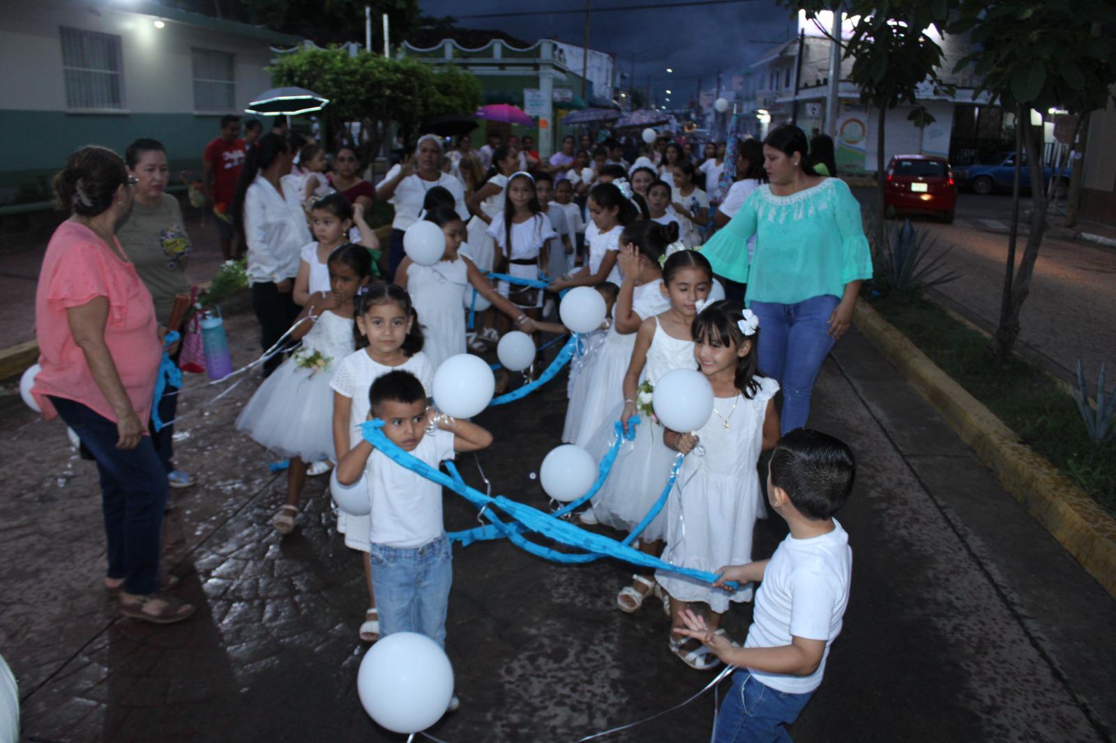 $!Pese a lluvia, niños ofrendan su alegría y peregrinar a la Virgen de Rosario