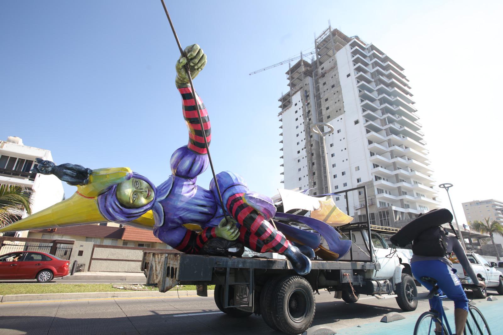 $!Colocan tres monigotes más en el Malecón