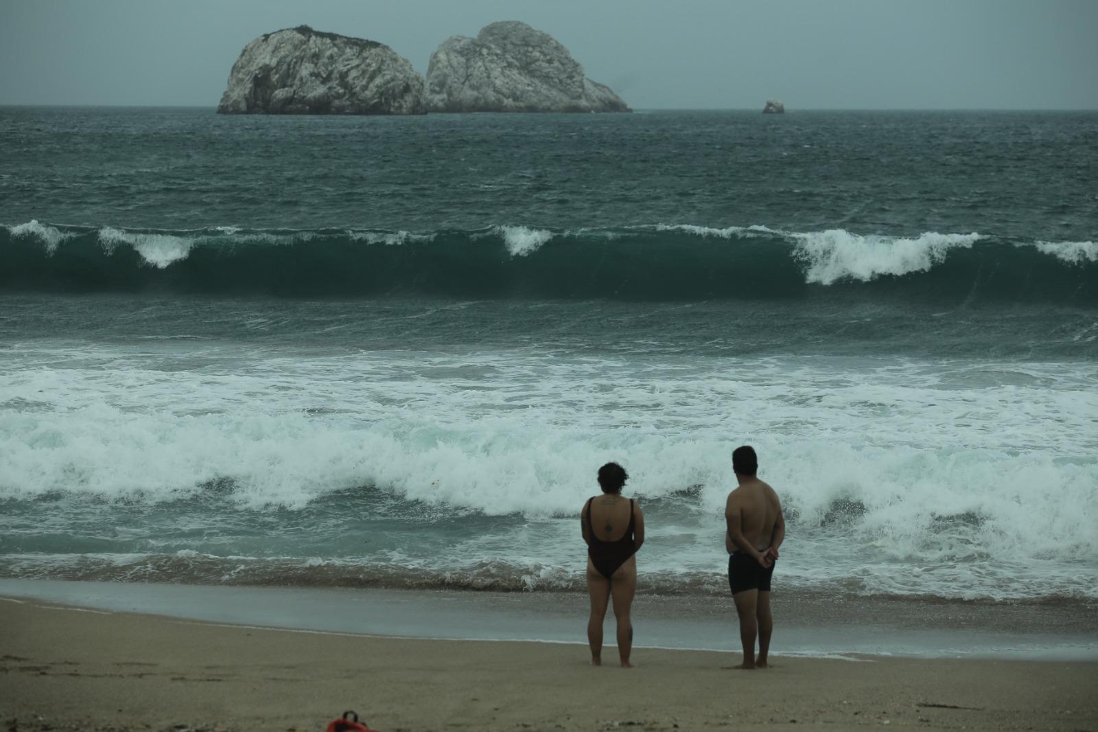 $!Mazatlán vivió fuertes vientos y oleajes durante las primeras horas del viernes