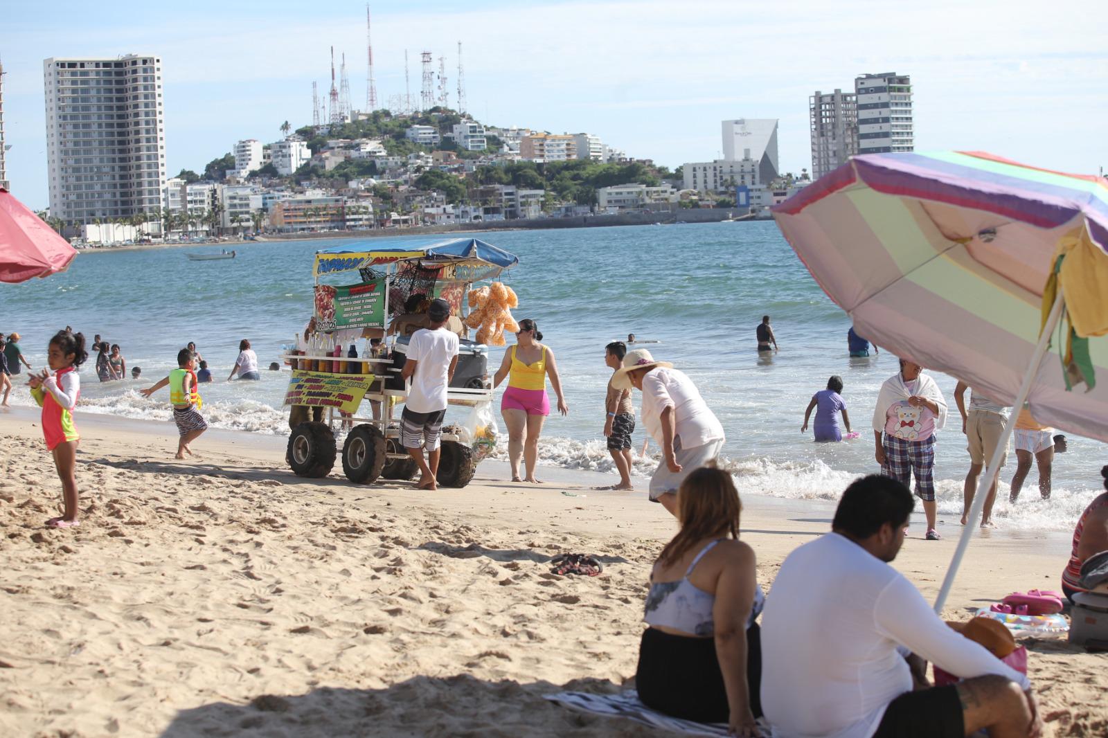 $!Playas de Mazatlán ‘enamoran’ a turistas durante el fin de semana