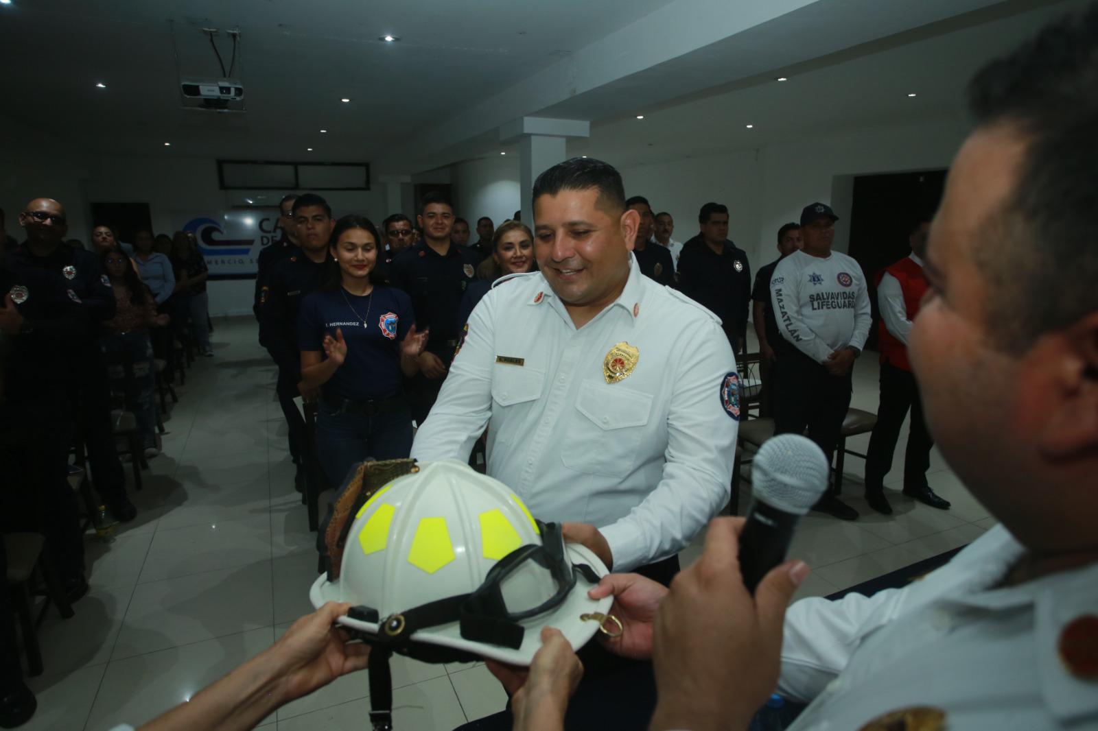 $!Saúl Robles recibe el casco blanco que lo identifica como Comandante de Bomberos Voluntarios de Mazatlán.