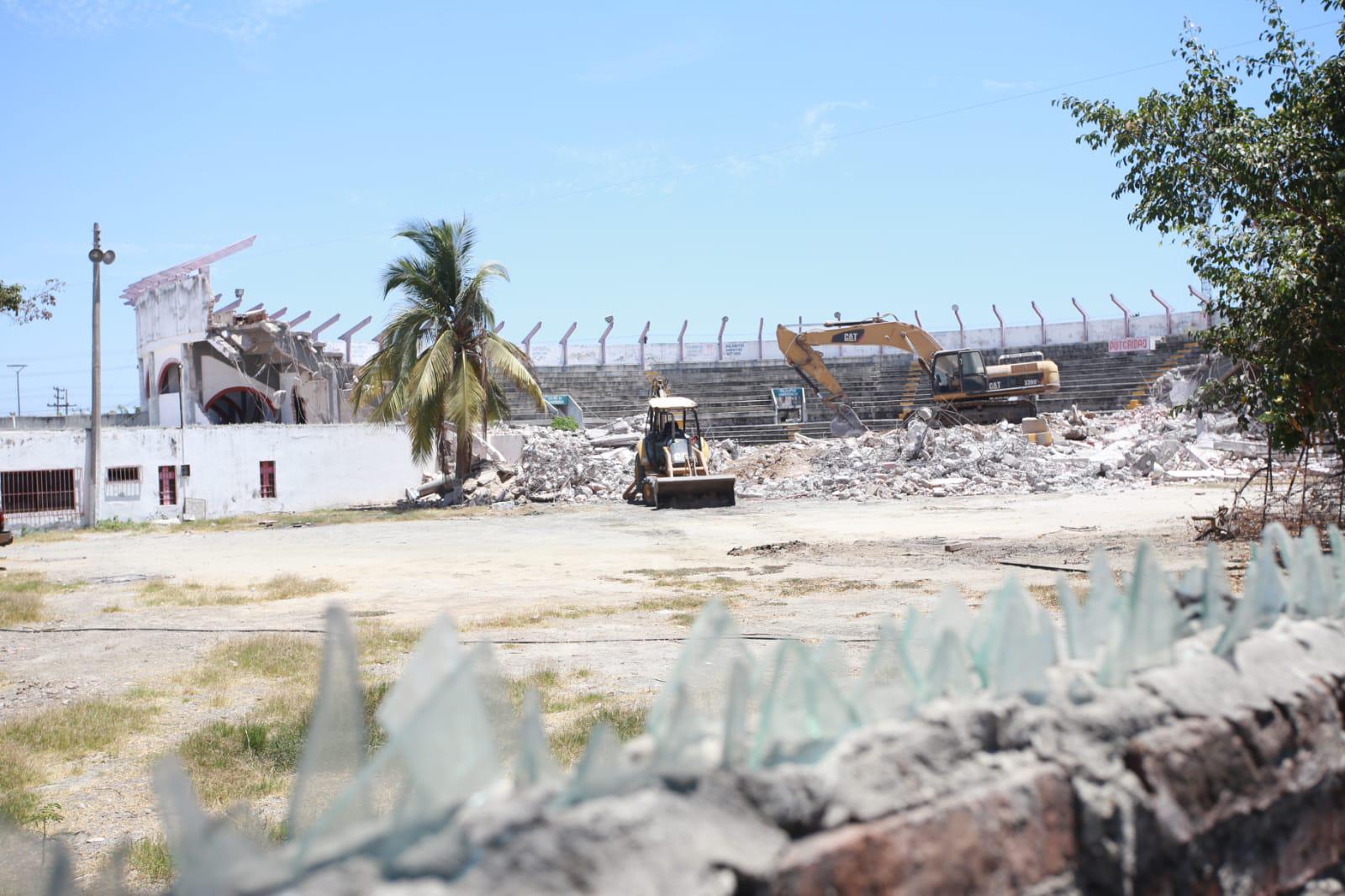 $!Demuelen la histórica Plaza de Toros de Mazatlán