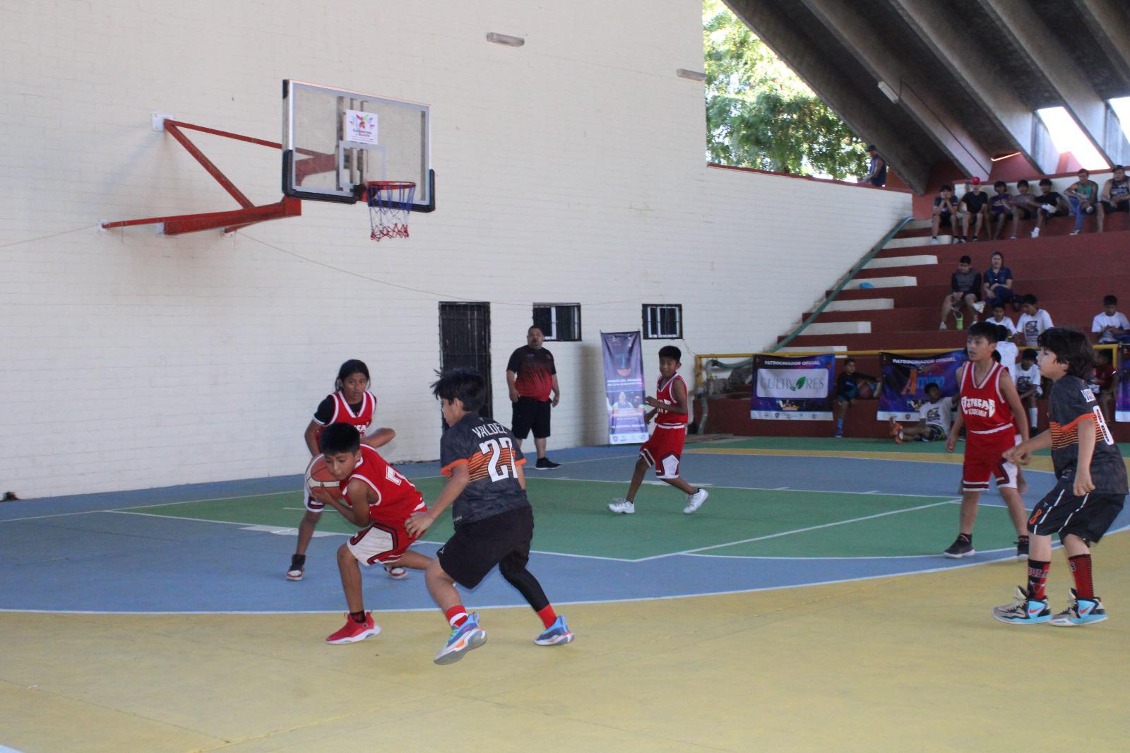 $!Juego de exhibición entre niños Triquis y locales emociona a la afición rosarense