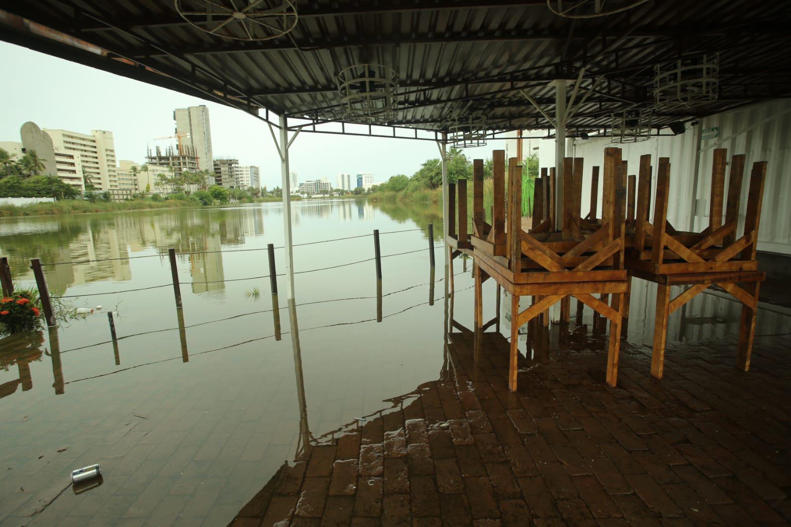 $!Se sale la Laguna del Camarón en Mazatlán; conduce con cuidado