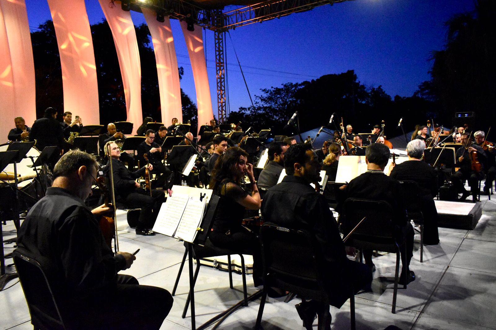 $!La OSSLA ofrece un programa de música sinaloense en un escenario al aire libre.