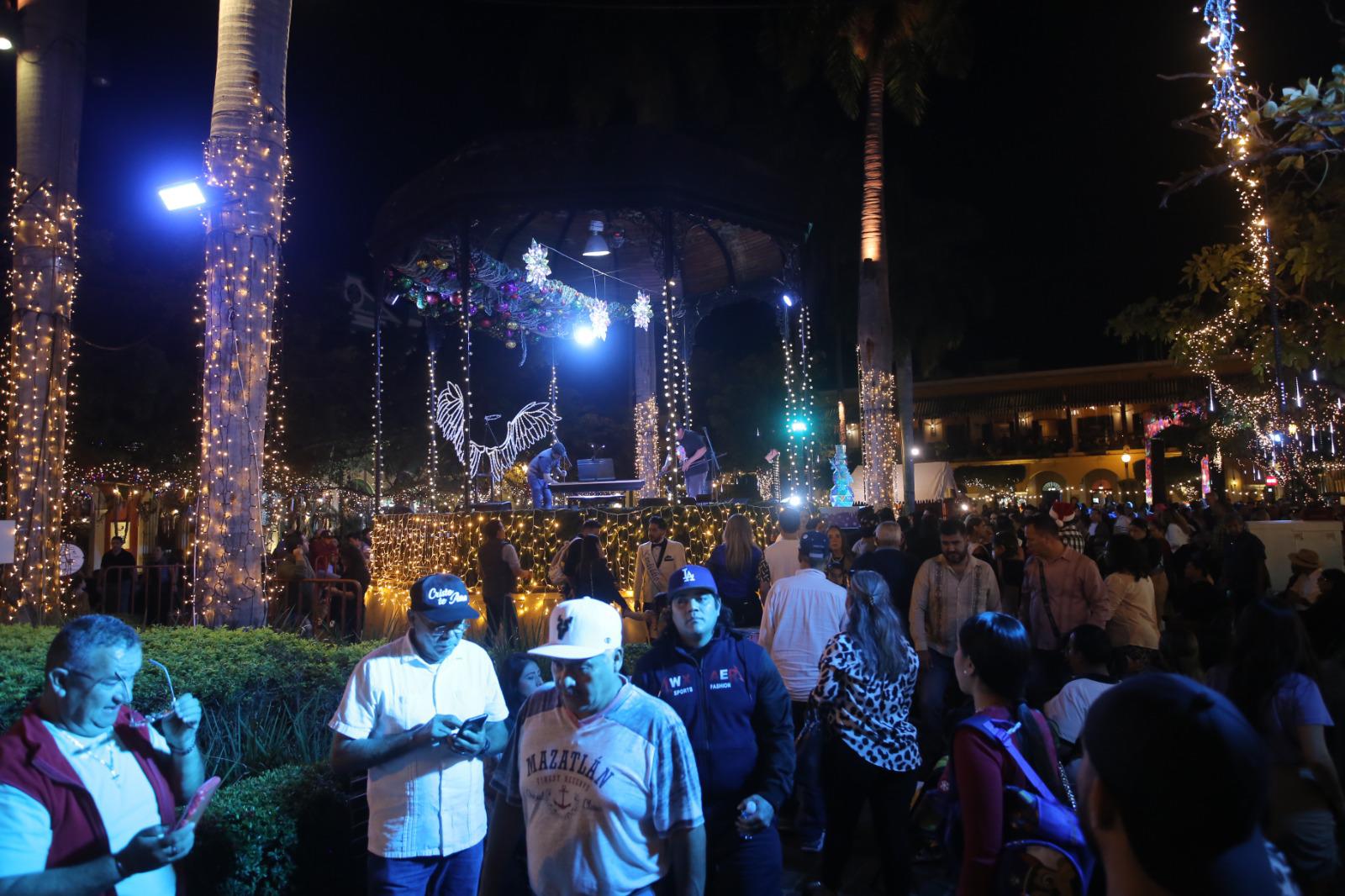 $!Llega la magia de la Navidad a Mazatlán: encienden pino y luces en la Plazuela Machado