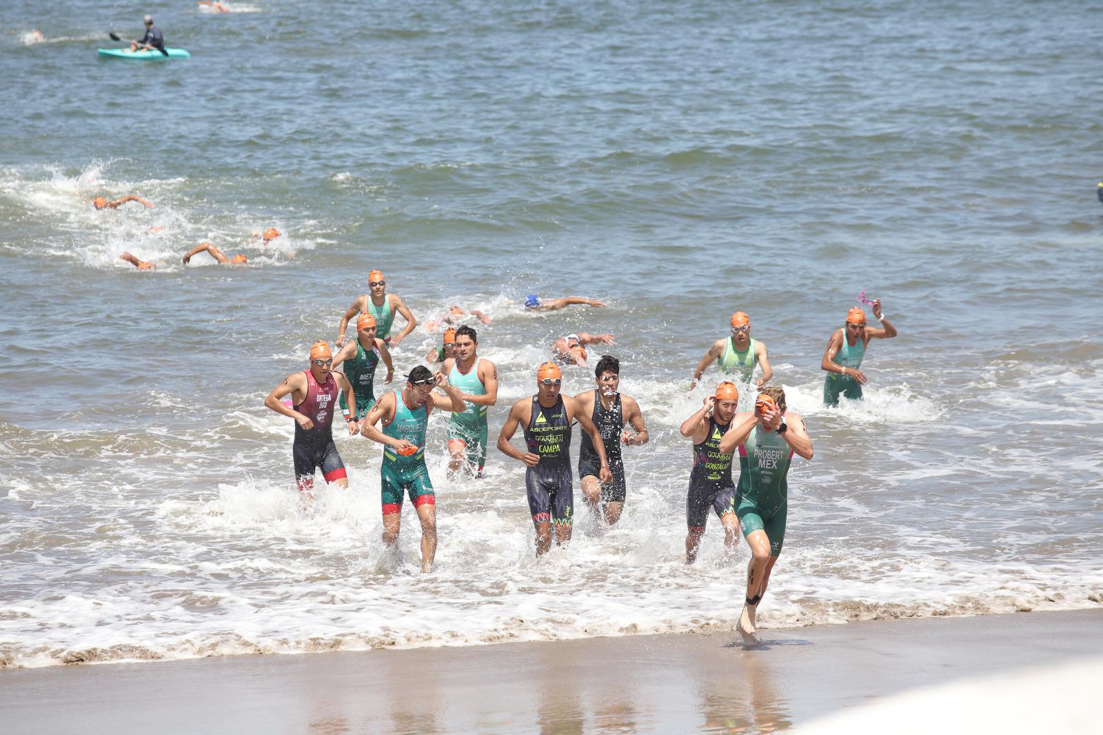 $!Confirma Aram Peñaflor su categoría en el puerto del Triatlón Internacional Astri-Redpetroil Mazatlán 2024