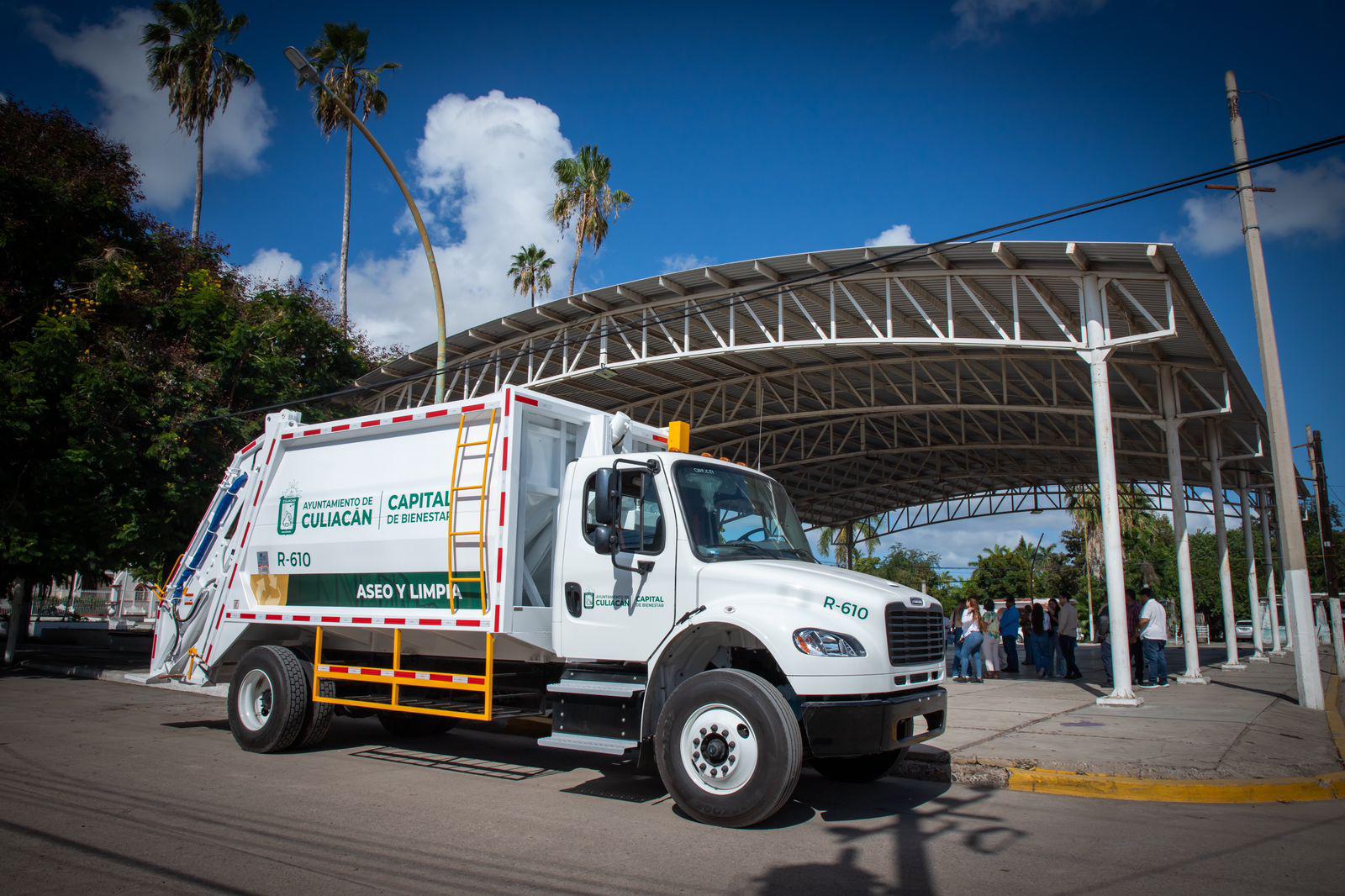 $!Alcalde de Culiacán entrega camión recolector de basura en Eldorado