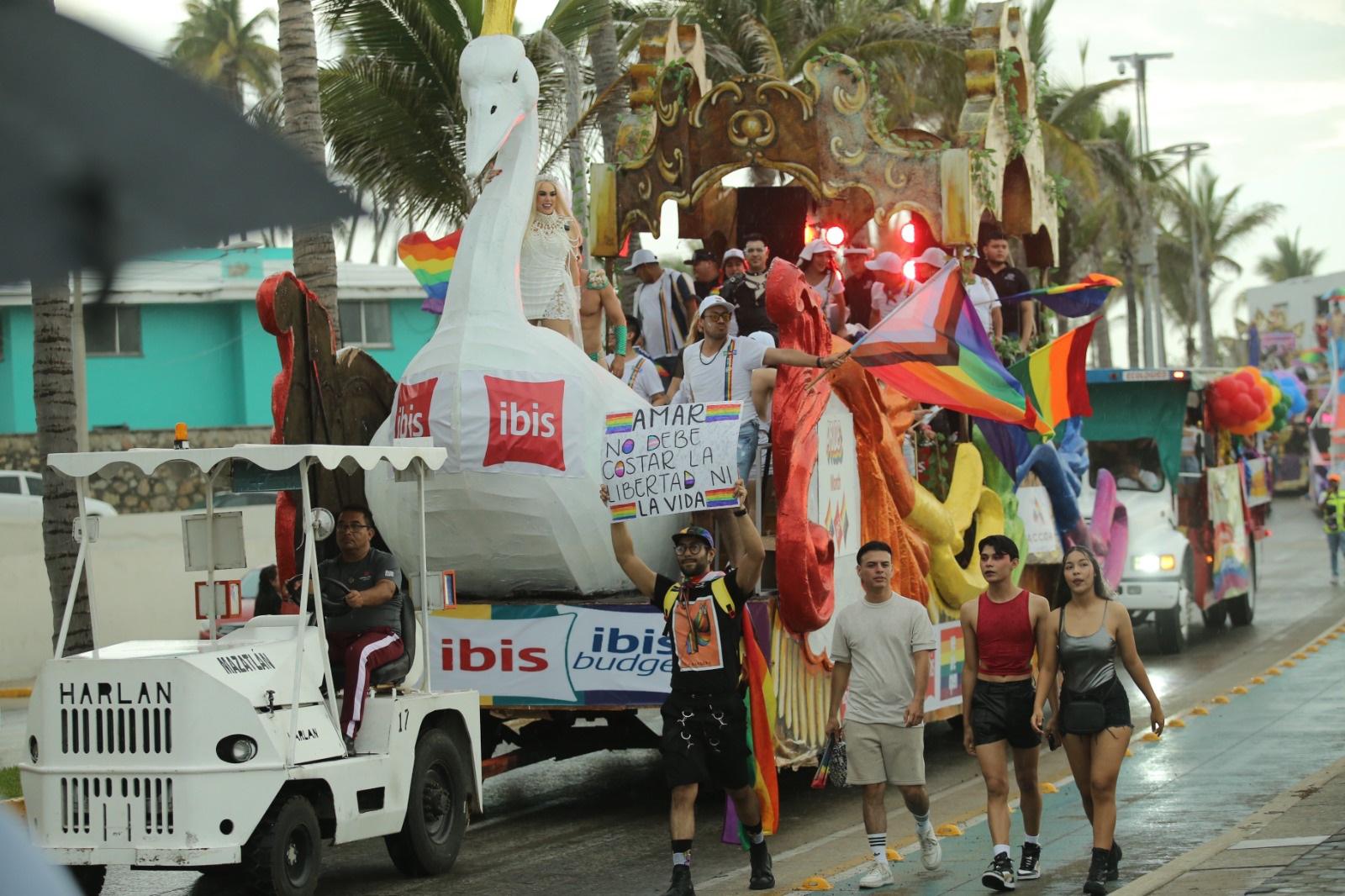 $!Se viste de colores el malecón de Mazatlán por la Mancha del Orgullo Gay y la Diversidad Sexual