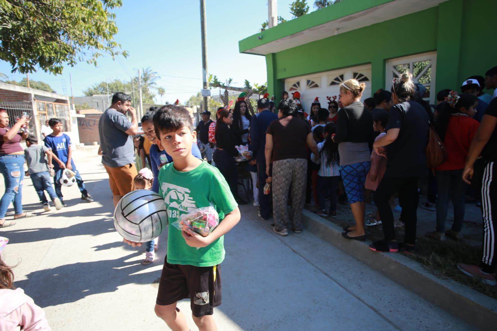 $!Reparte DIF Mazatlán apoyos a cerca de 600 familias, entre cenas y dulces