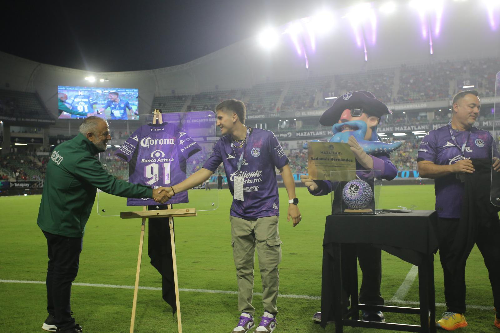 $!Homenajea Mazatlán FC a Marco Verde y Radamés Hernández en el Encanto