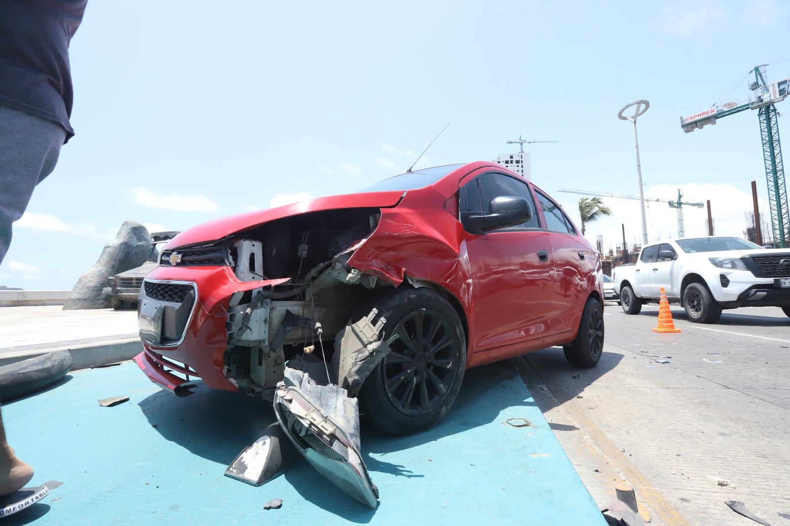 $!Maniobra de tráiler provoca carambola en la Avenida del Mar, en Mazatlán