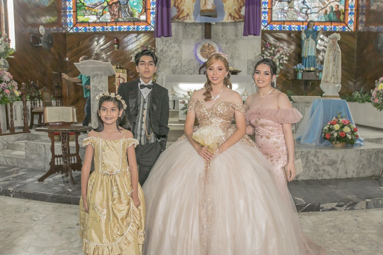 $!La quinceañera junto a su chambelán Pedro Antonio Meza Lizárraga; su madrina de ramo, Karla Hareidy Osuna Sainz, y su pajecita Ana Victoria Meza.