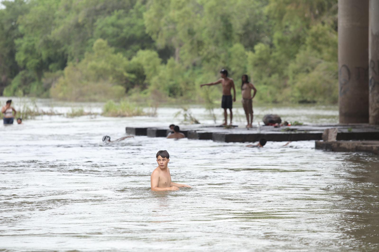 $!Bañistas aprovechan el alto caudal del Río Presidio para refrescarse