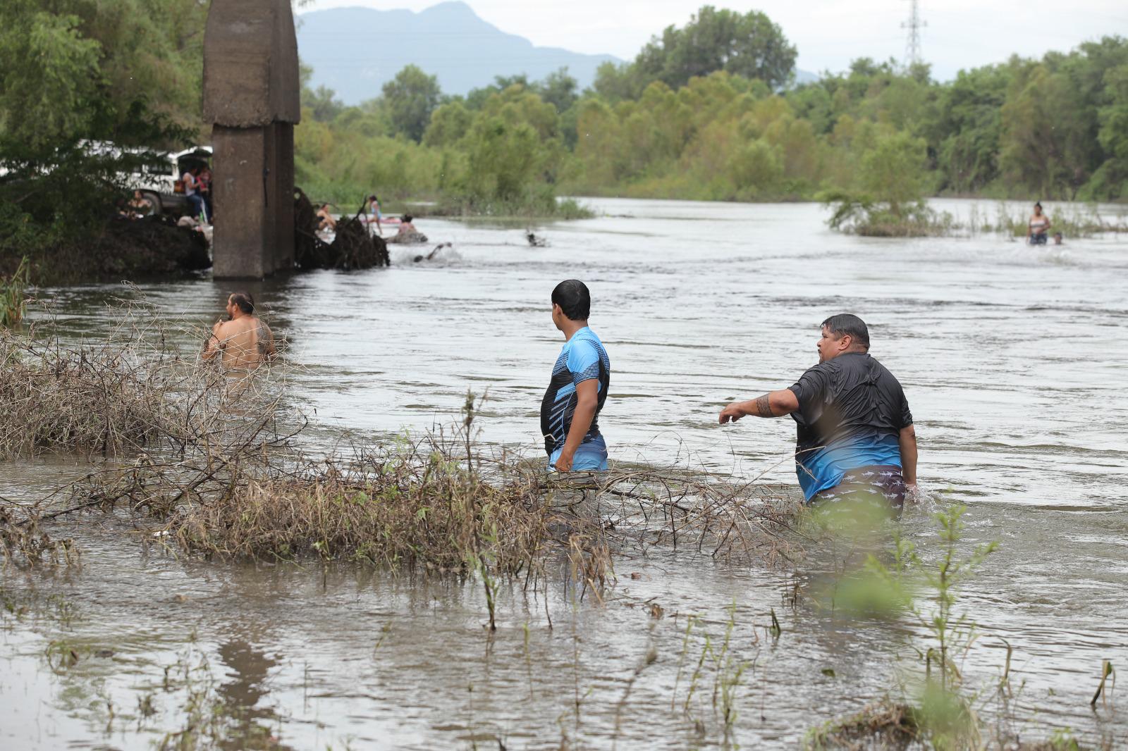 $!Bañistas aprovechan el alto caudal del Río Presidio para refrescarse