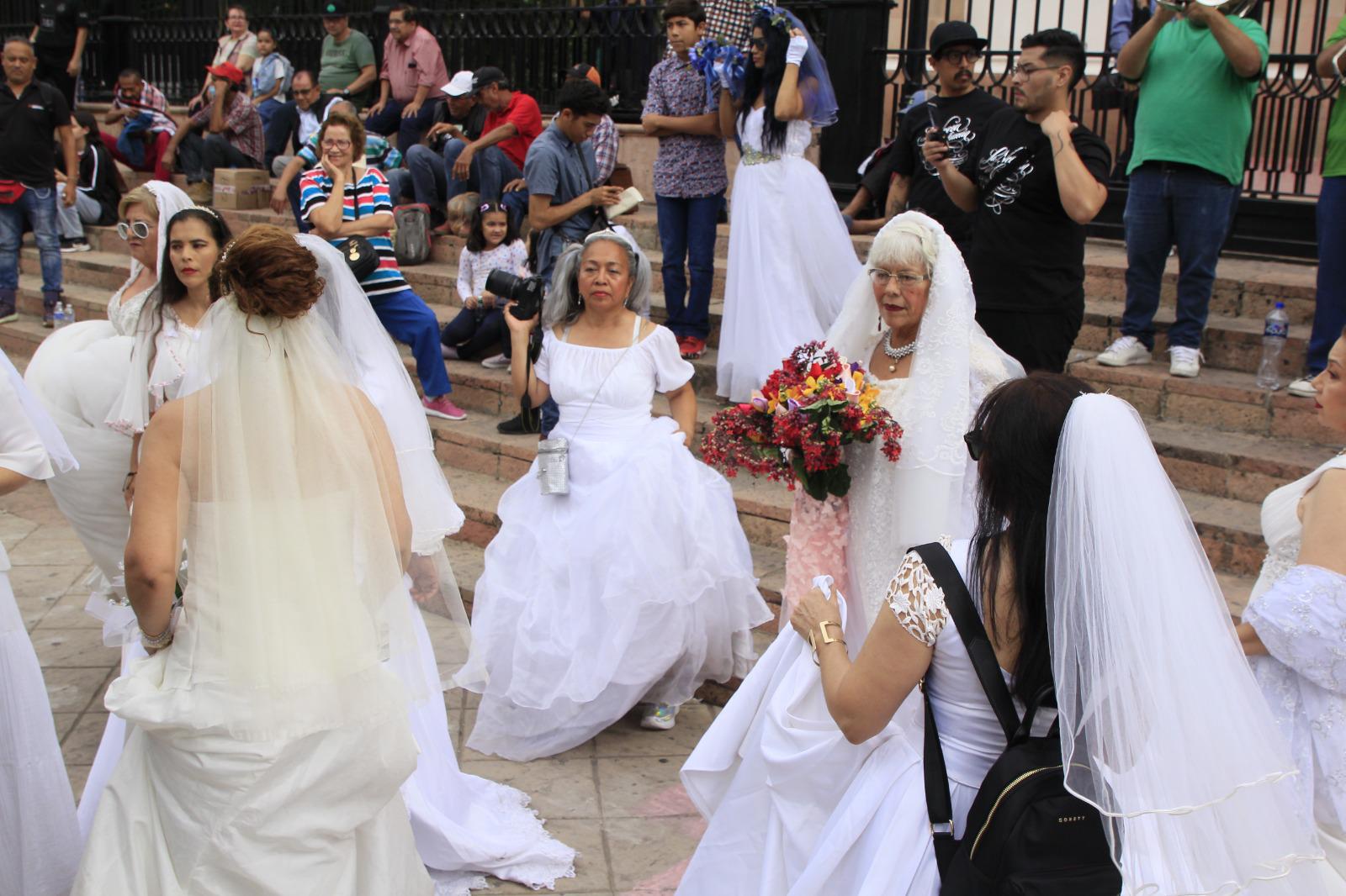 $!Decenas de mujeres recorren las calles de Culiacán vestidas de novia