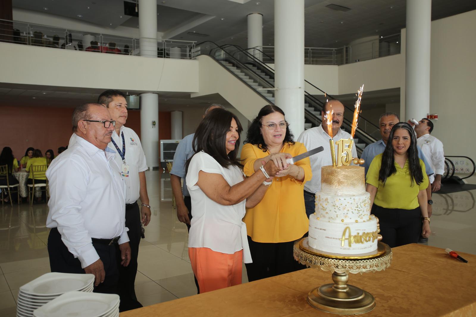 $!Olga Alicia Rojas y Adelina Cano, integrantes del Patronato, realizaron el corte del pastel.