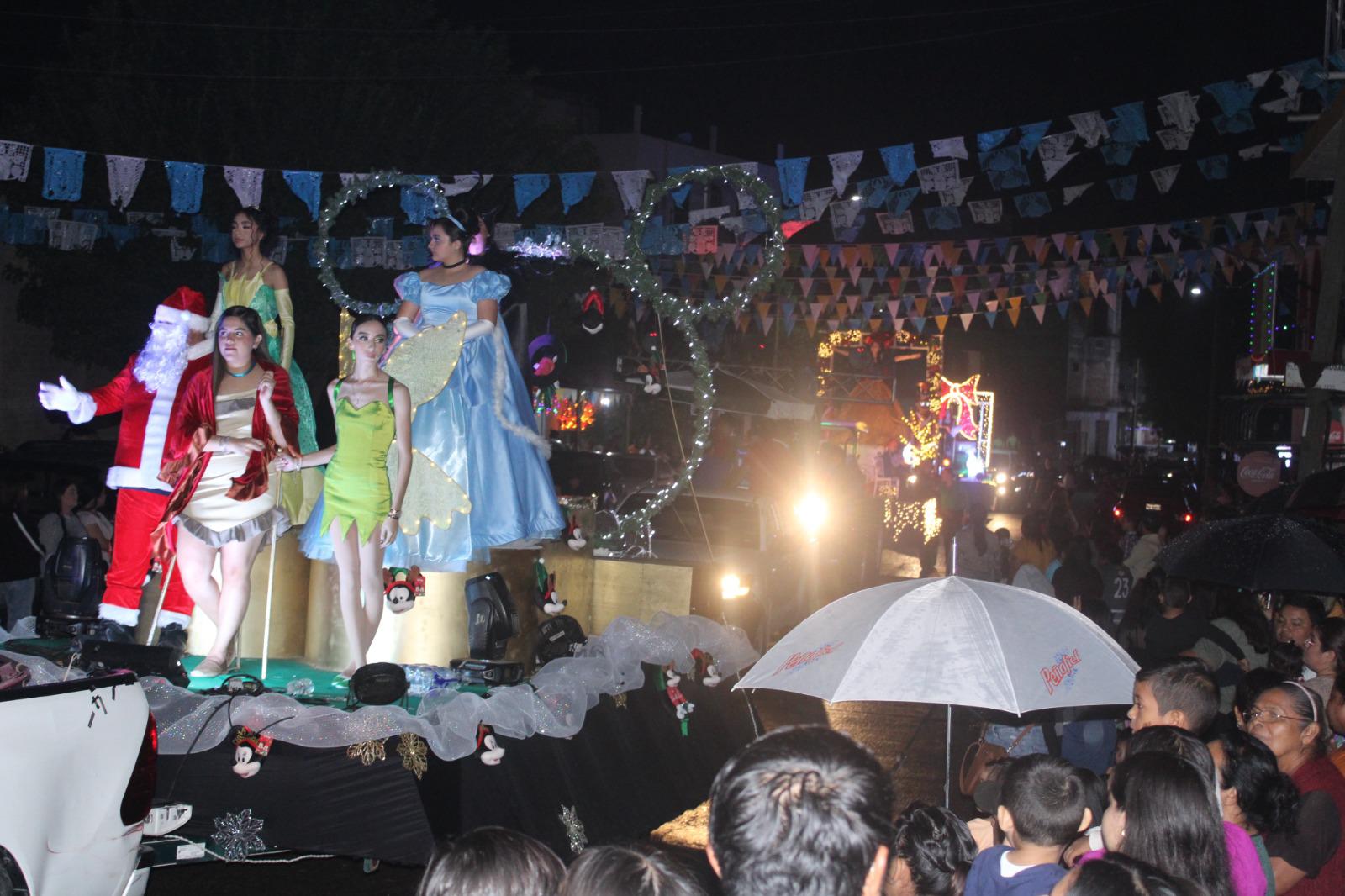 $!Familias rosarenses disfrutan desfile de las luces, gala navideña y encendido del árbol, pese a llovizna