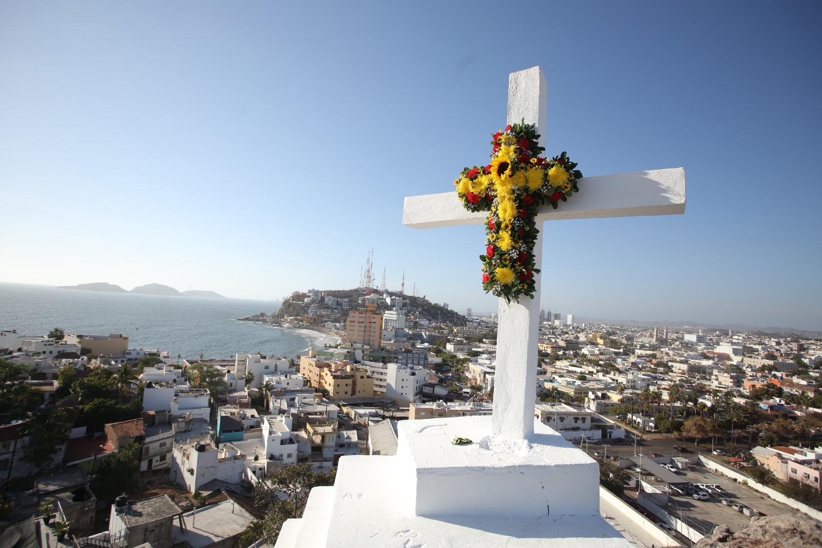 $!Colocan vecinos ofrenda floral en el Cerro de la Cruz