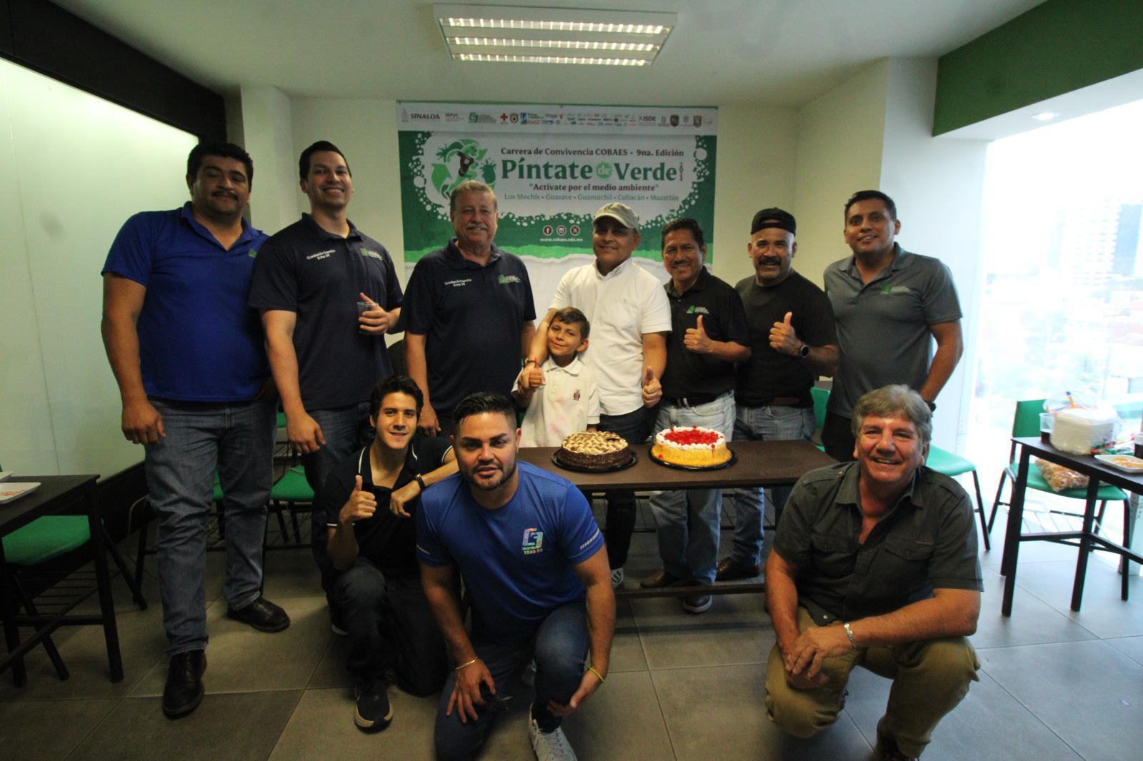 $!Los cumpleañeros rodeados de sus compañeros del departamento de Coordinación Cobaes Zona 05.