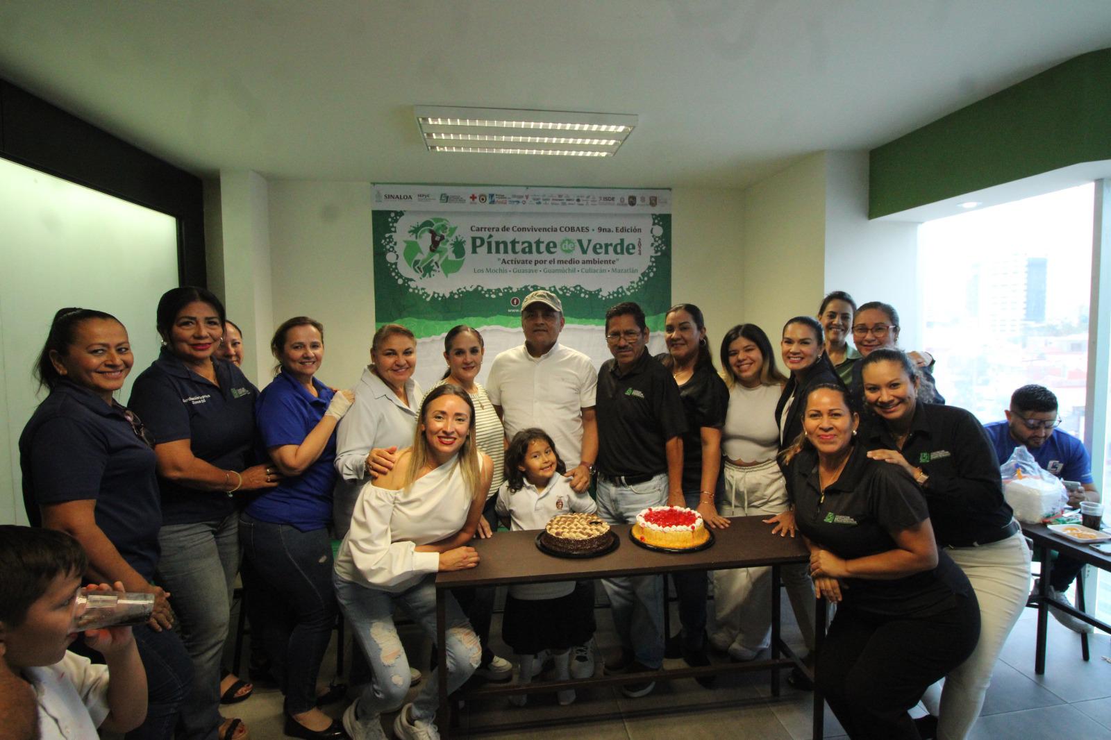 $!Las chicas de la Coordinación Cobaes Zona 05 se toman la fotografía del recuerdo con los cumpleañeros.